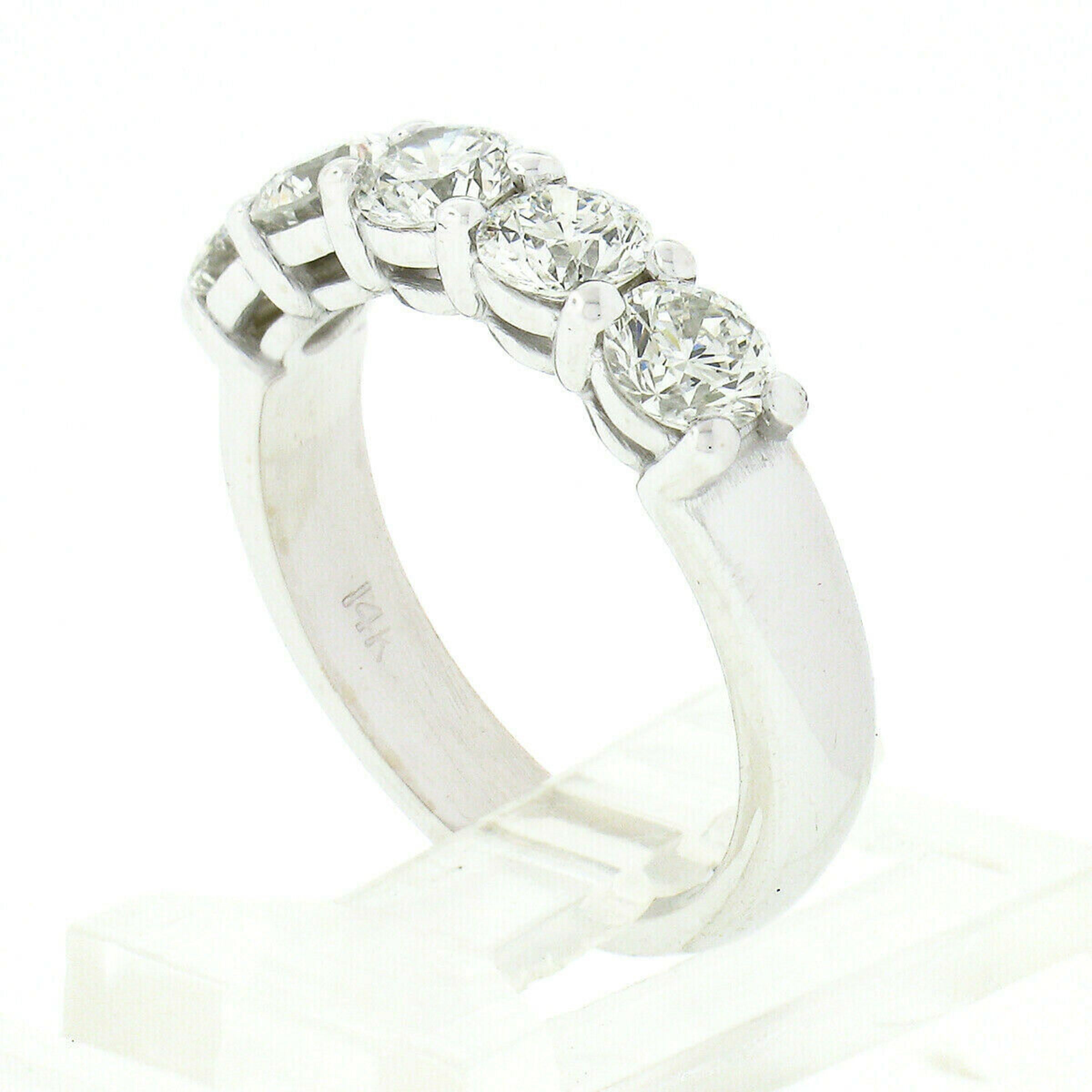 Alliance classique à 5 pierres en or blanc 14 carats avec diamants à griffes rondes de 1,38 carat, neuve Pour femmes en vente