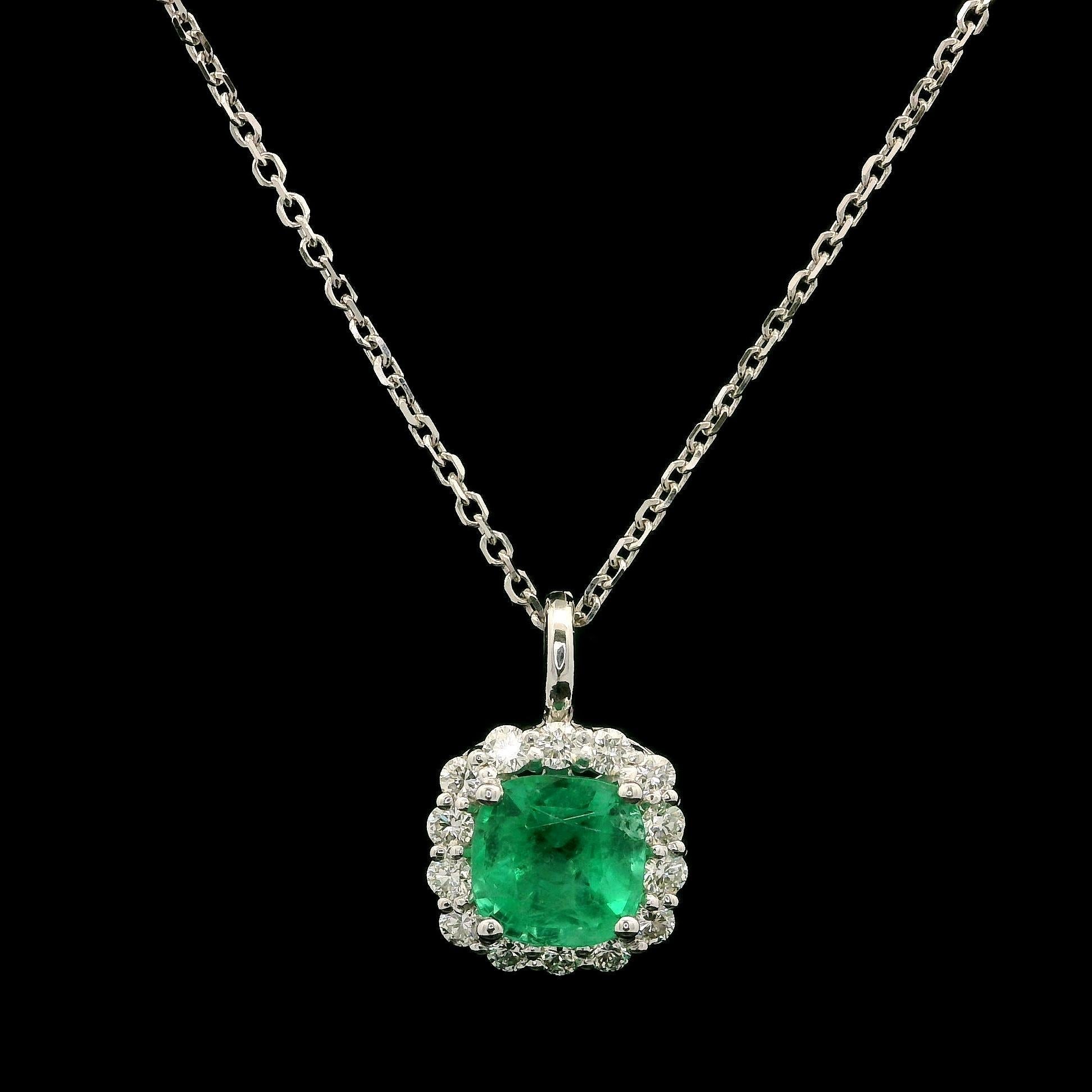 Neu 14k Weißgold 1,44ctw Kissenschliff Smaragd mit Diamant-Halo-Anhänger Halskette im Angebot 7