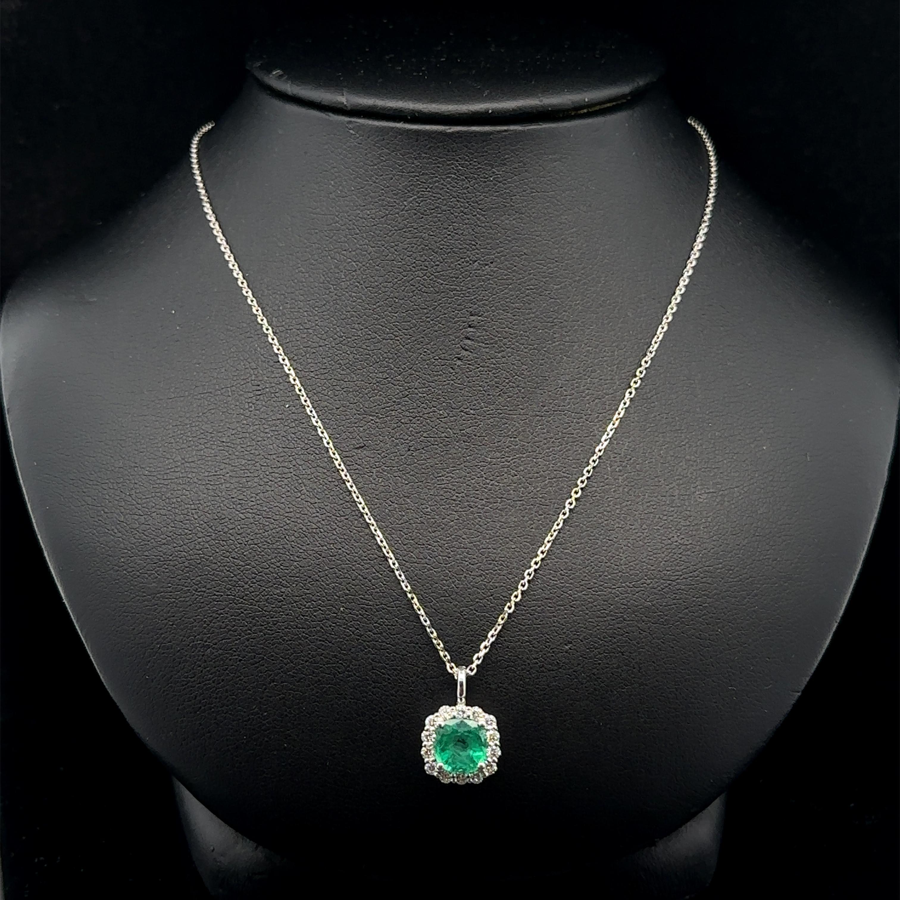 Neu 14k Weißgold 1,44ctw Kissenschliff Smaragd mit Diamant-Halo-Anhänger Halskette im Zustand „Neu“ im Angebot in Montclair, NJ