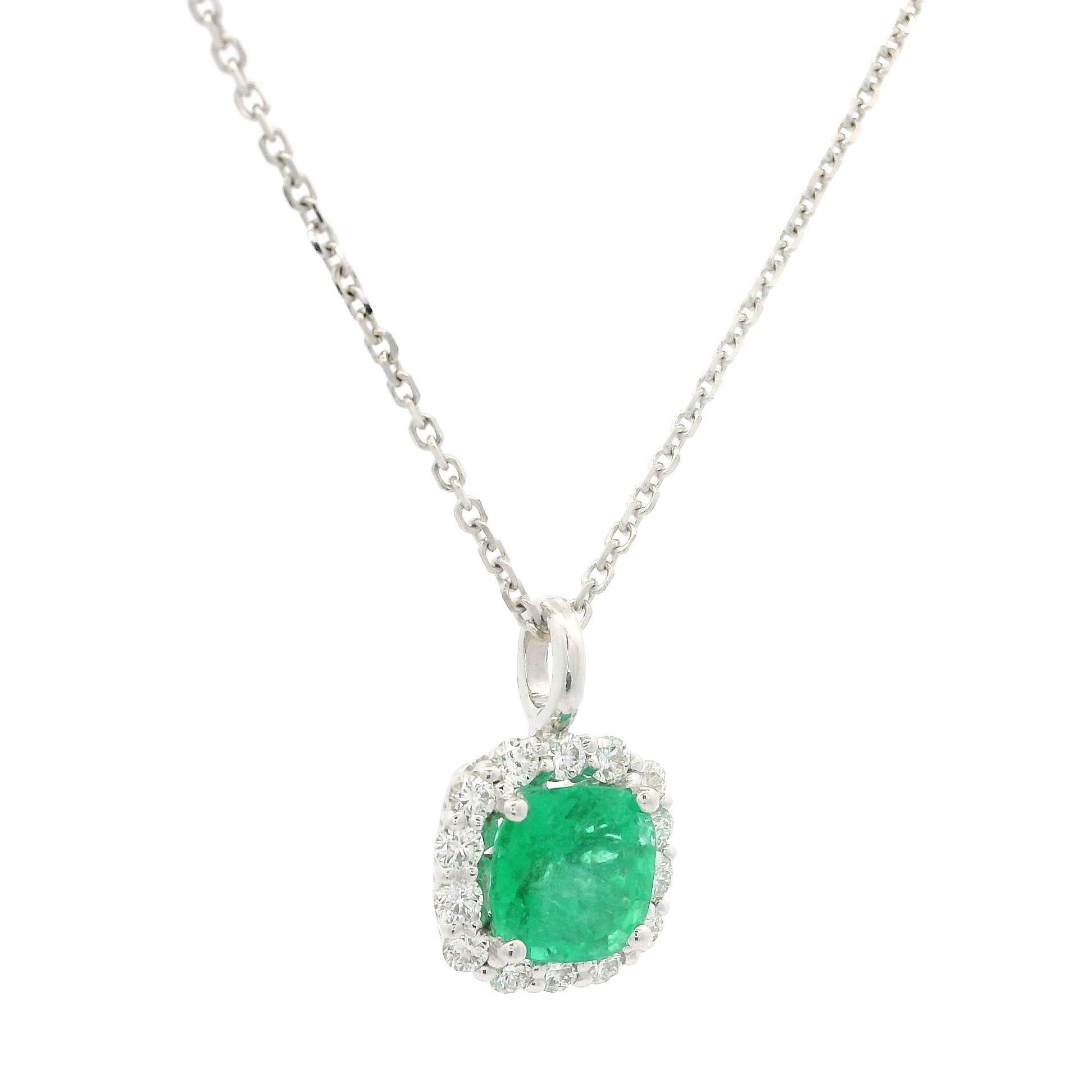 Neu 14k Weißgold 1,44ctw Kissenschliff Smaragd mit Diamant-Halo-Anhänger Halskette im Angebot 1
