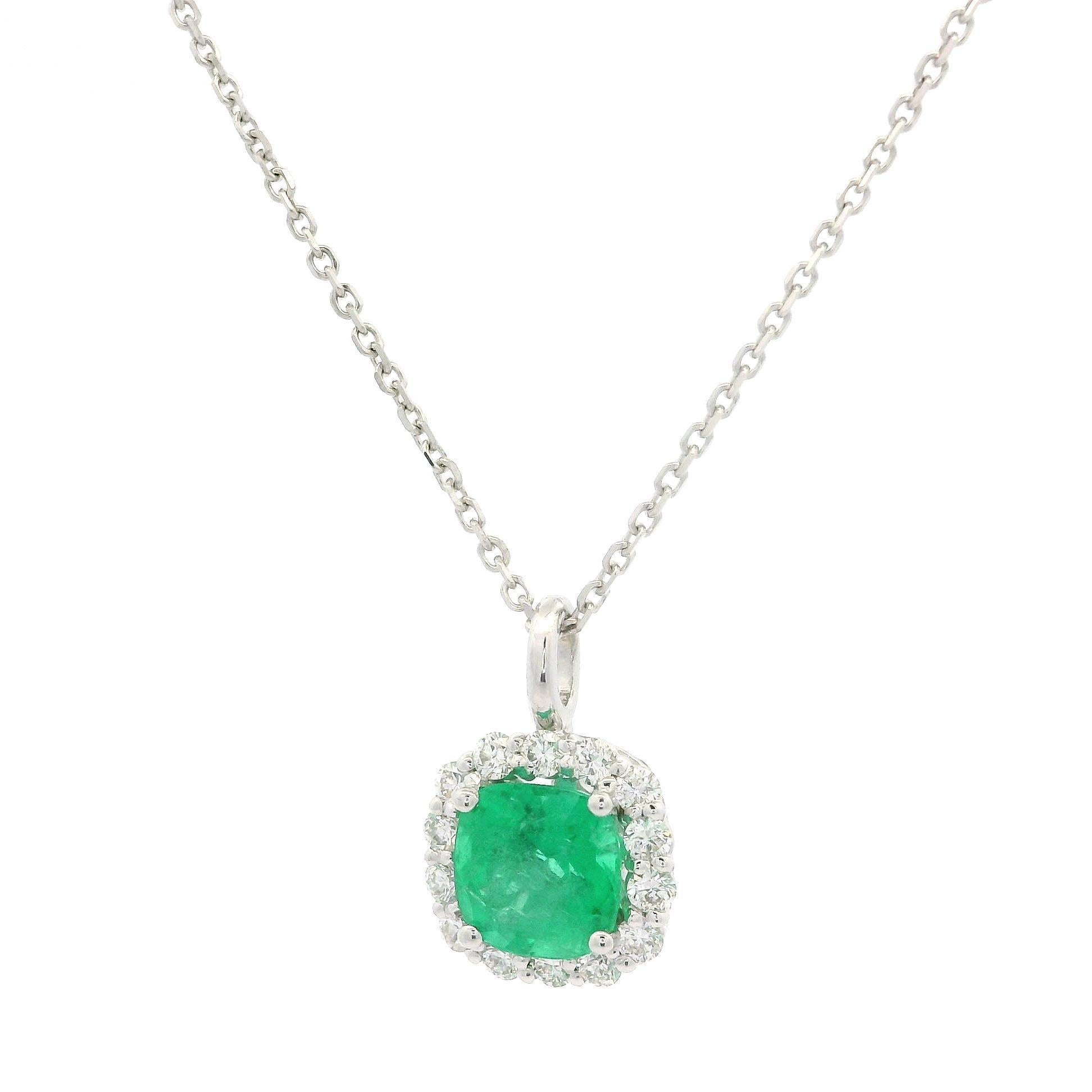 Neu 14k Weißgold 1,44ctw Kissenschliff Smaragd mit Diamant-Halo-Anhänger Halskette im Angebot 2