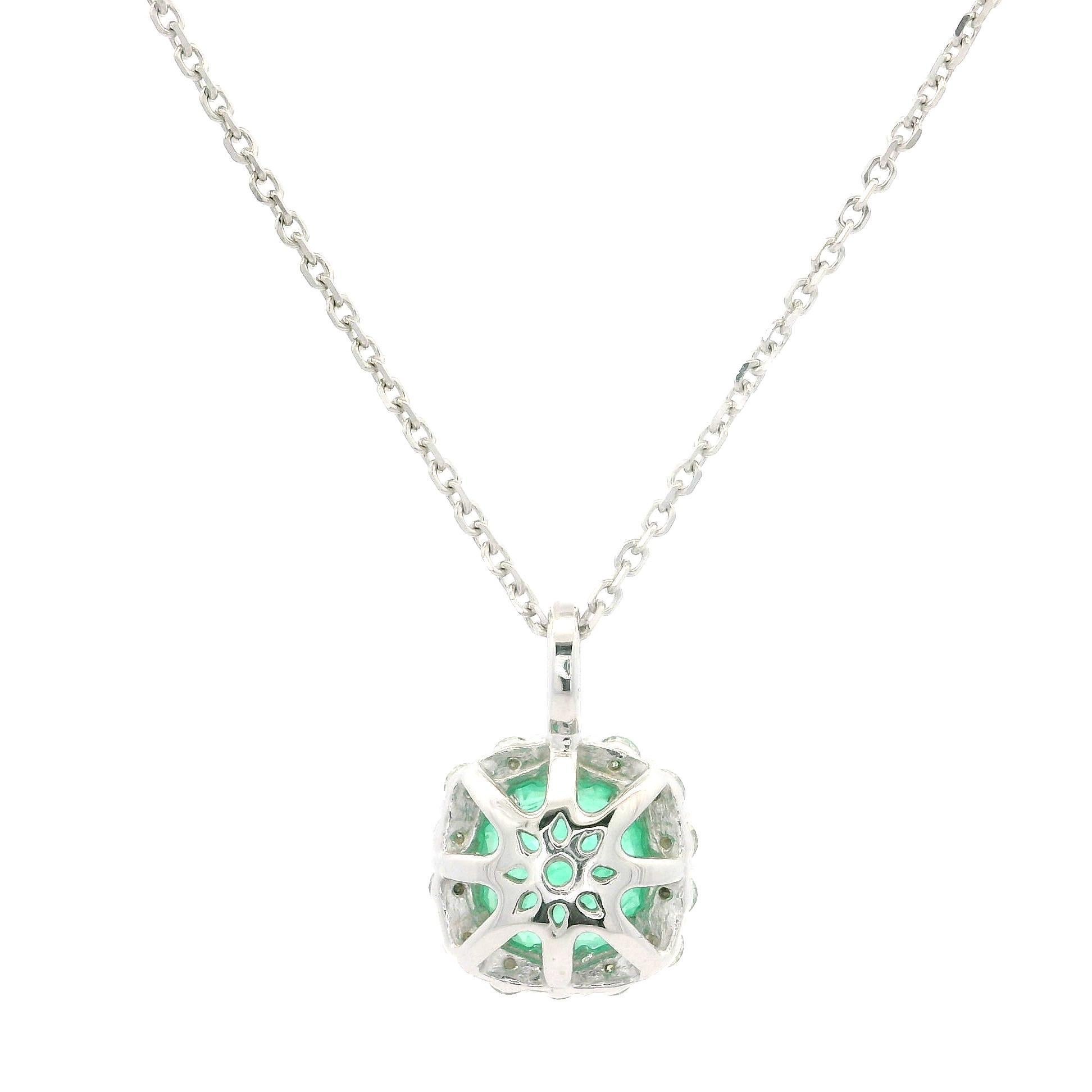 Neu 14k Weißgold 1,44ctw Kissenschliff Smaragd mit Diamant-Halo-Anhänger Halskette im Angebot 3
