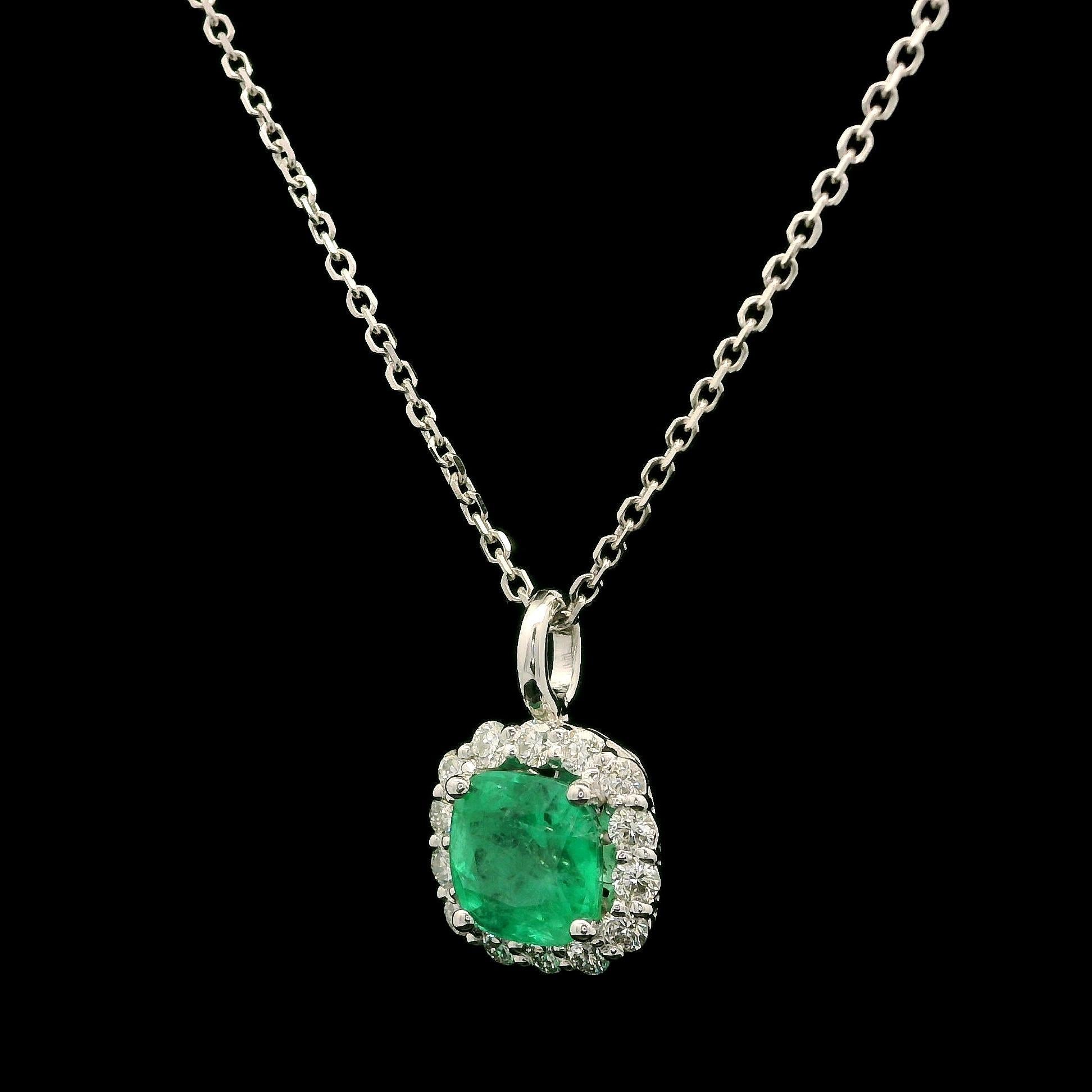 Neu 14k Weißgold 1,44ctw Kissenschliff Smaragd mit Diamant-Halo-Anhänger Halskette im Angebot 5