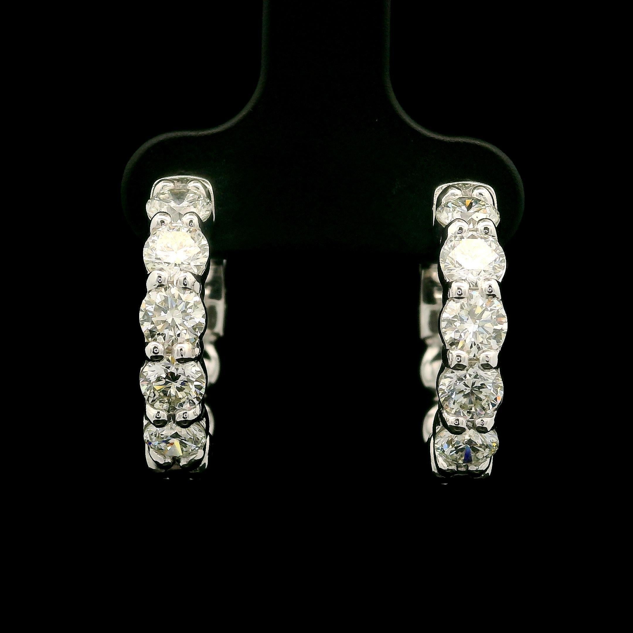 -Pierre(s)
(10) Diamants naturels authentiques - taille ronde et brillante - sertis - couleur H/I - pureté VS1/VS2 - 2.01ctw (exact)

MATERIAL : Or jaune 14K massif
Poids : 7,75 grammes
Dos : Fermeture robuste par bouton-pression (oreilles percées