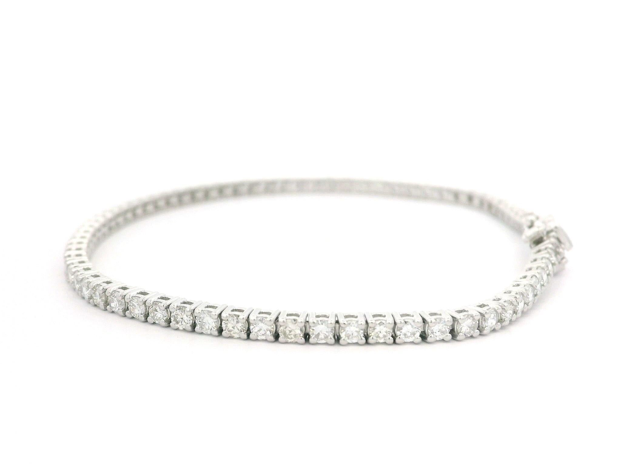 Nueva Pulsera de Tenis Línea Clásica de Oro Blanco de 14k y Diamantes de 2,60 ctw en venta 6