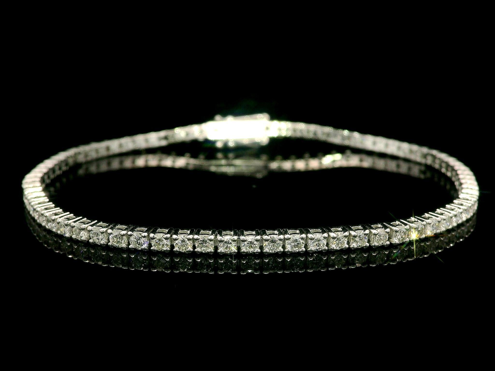-Piedra(s)-
(73) Diamantes auténticos naturales - talla brillante redonda - engastados - color G/H - claridad VS-SI - 2,60ctw (exacto)

Material: Oro blanco macizo de 14 quilates
Peso: 6,7 gramos
Tipo Tenis Line Link
Longitud: Mide 7,25