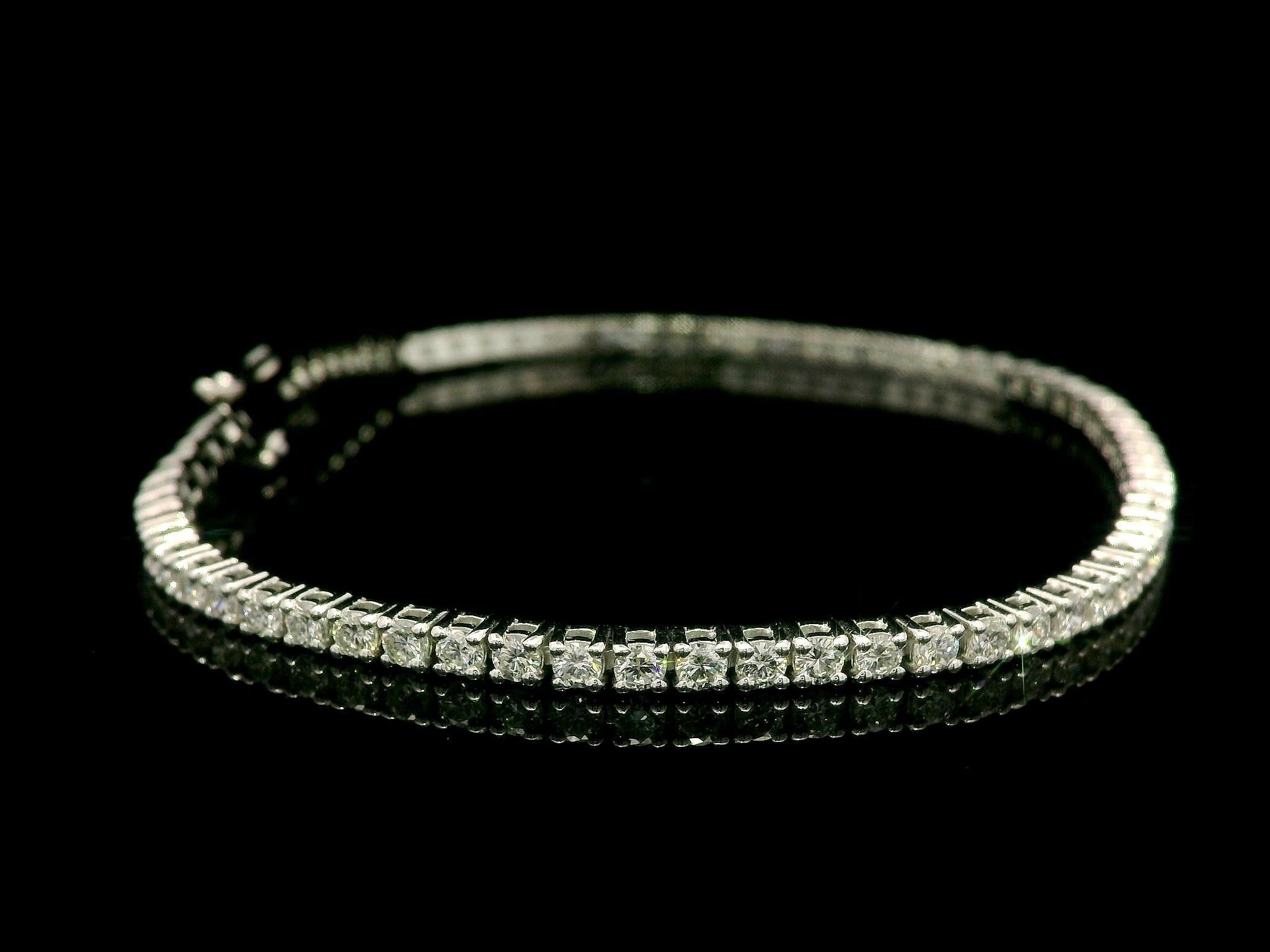 Nueva Pulsera de Tenis Línea Clásica de Oro Blanco de 14k y Diamantes de 2,60 ctw Corte brillante en venta