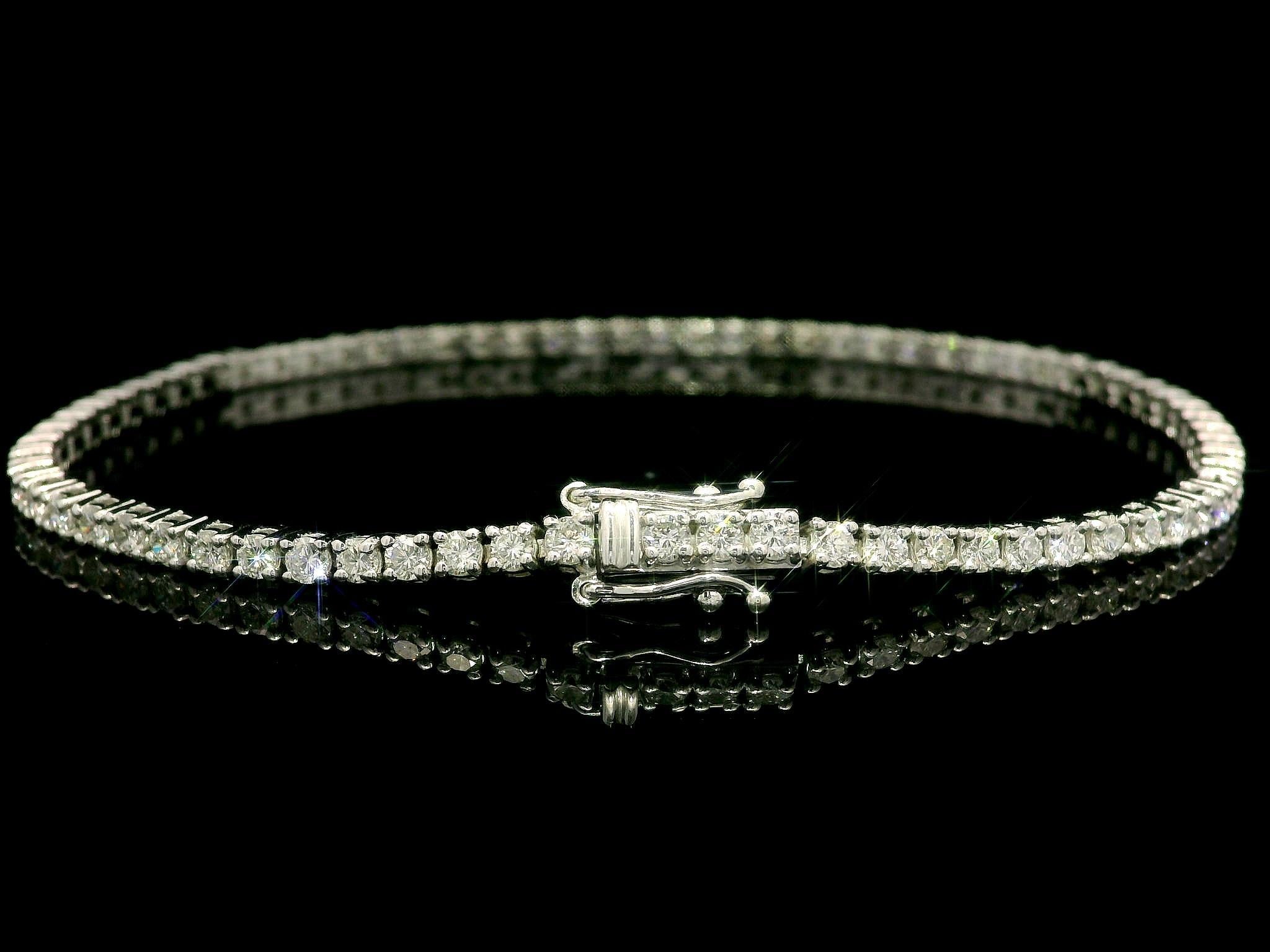 De las mujeres Nueva Pulsera de Tenis Línea Clásica de Oro Blanco de 14k y Diamantes de 2,60 ctw en venta