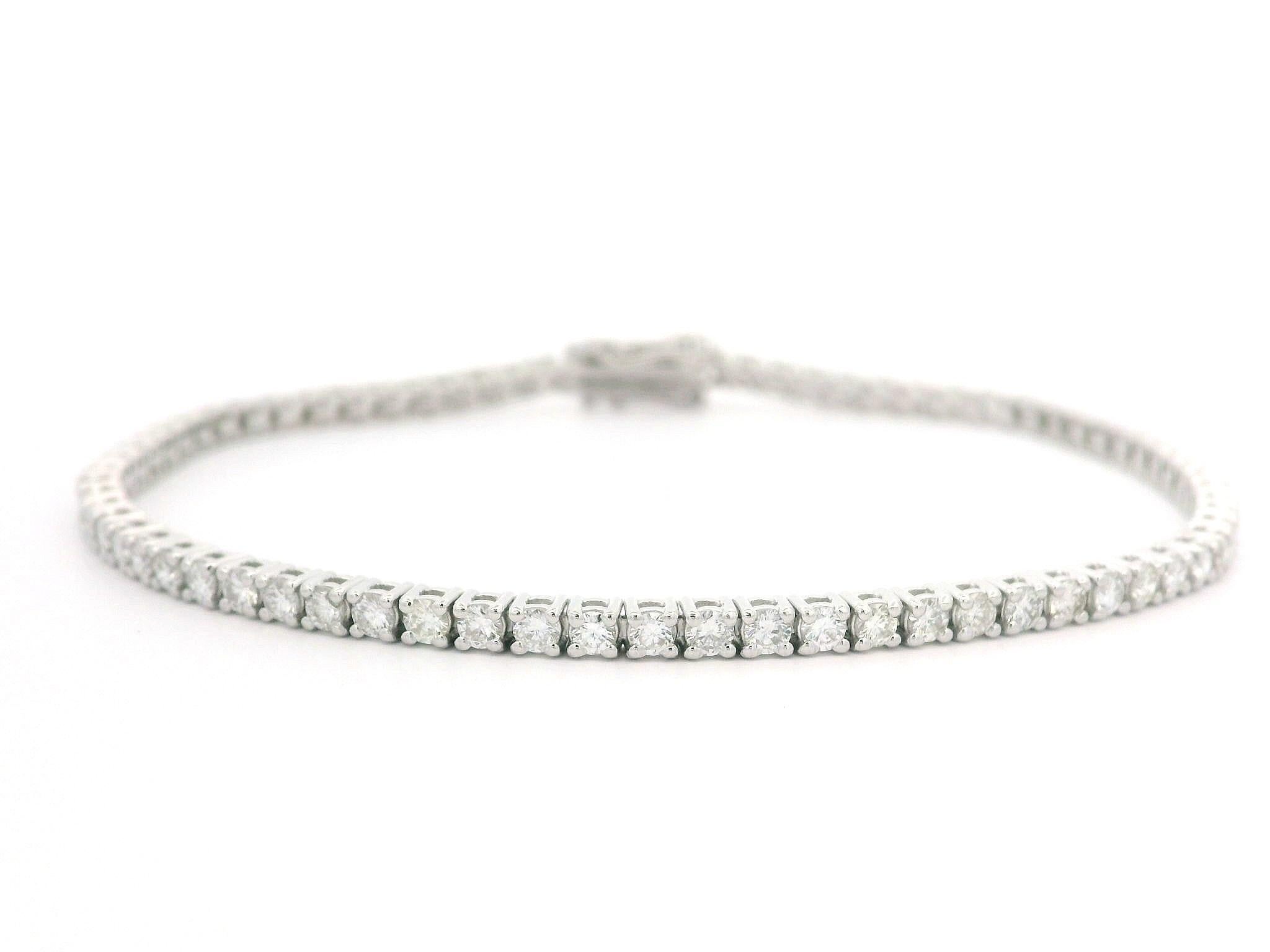 Nueva Pulsera de Tenis Línea Clásica de Oro Blanco de 14k y Diamantes de 2,60 ctw en venta 3