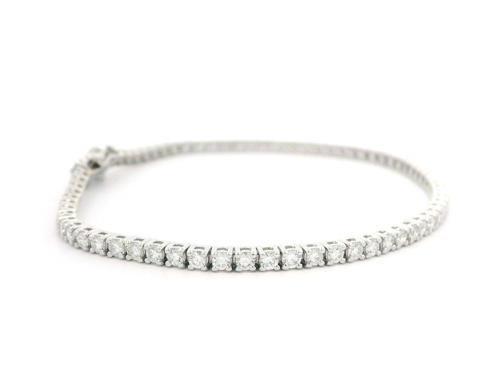 Nueva Pulsera de Tenis Línea Clásica de Oro Blanco de 14k y Diamantes de 2,60 ctw en venta 4