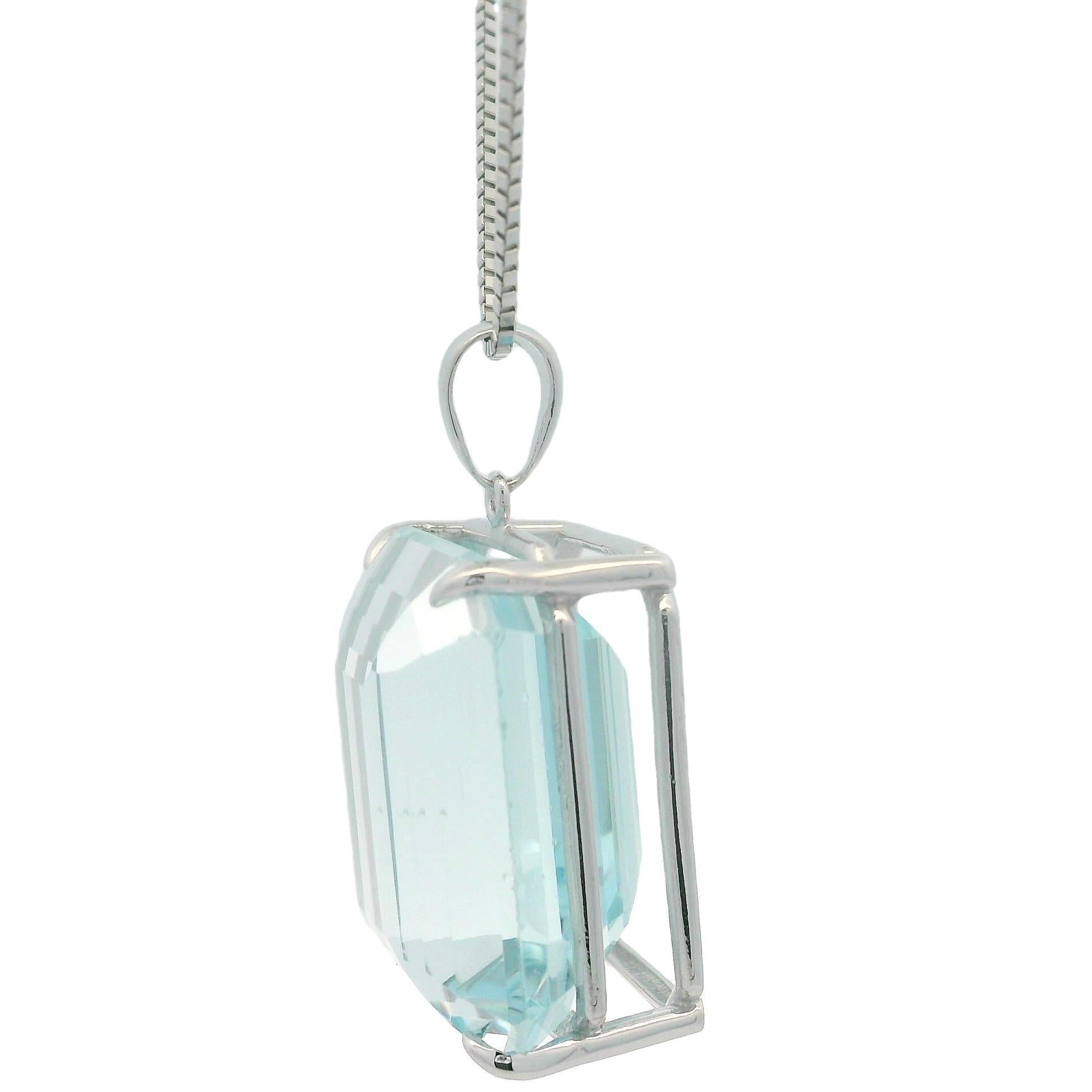 Grand pendentif en or blanc 14 carats avec topaze bleue rectangulaire de 42,79 carats sur chaîne de 20 pouces en vente 5