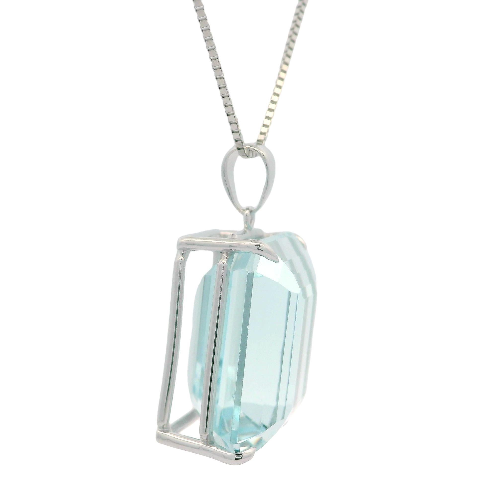 Grand pendentif en or blanc 14 carats avec topaze bleue rectangulaire de 42,79 carats sur chaîne de 20 pouces en vente 7