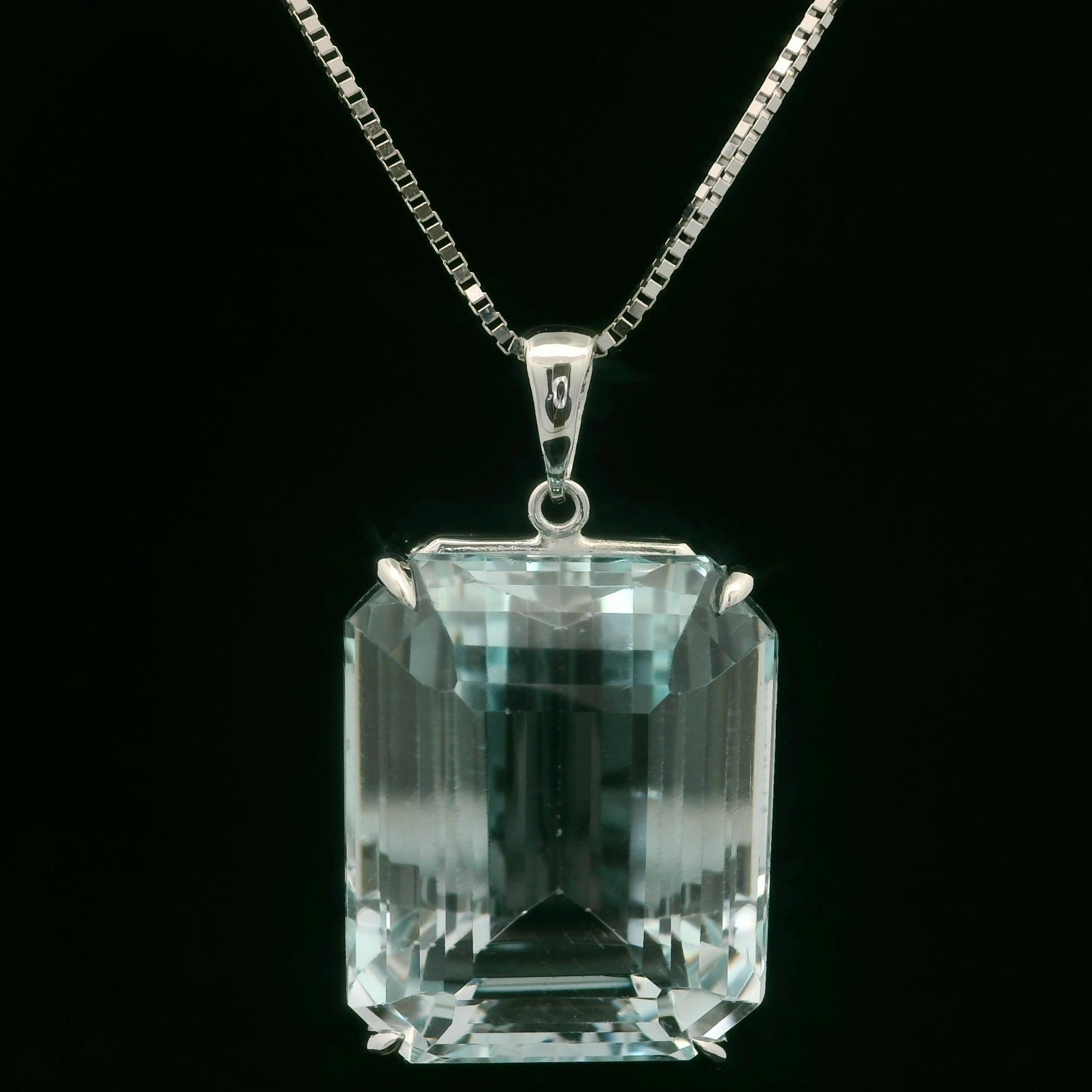 --Pierre(s) :...
(1) Topaze véritable naturelle - Rectangulaire - Taille émeraude - Serti - Couleur bleu ciel - 21.3x17.3mm (approx.) - 42.79ct (exact)

MATERIAL : Or blanc 14k
Poids : 13,67 grammes
Type de chaîne : 20