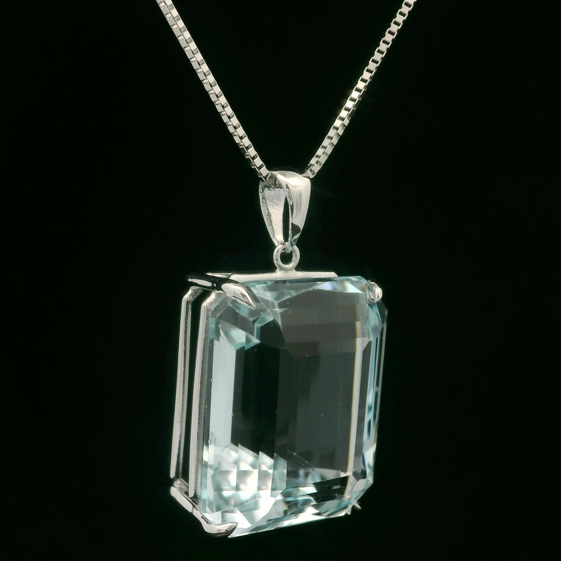 Taille émeraude Grand pendentif en or blanc 14 carats avec topaze bleue rectangulaire de 42,79 carats sur chaîne de 20 pouces en vente