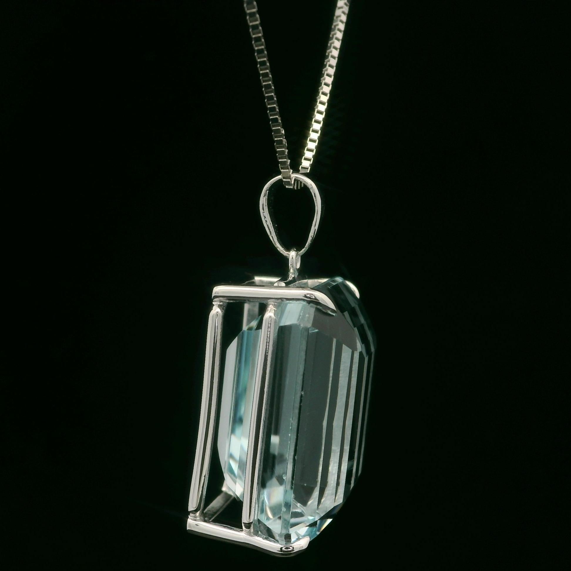 Grand pendentif en or blanc 14 carats avec topaze bleue rectangulaire de 42,79 carats sur chaîne de 20 pouces Neuf - En vente à Montclair, NJ