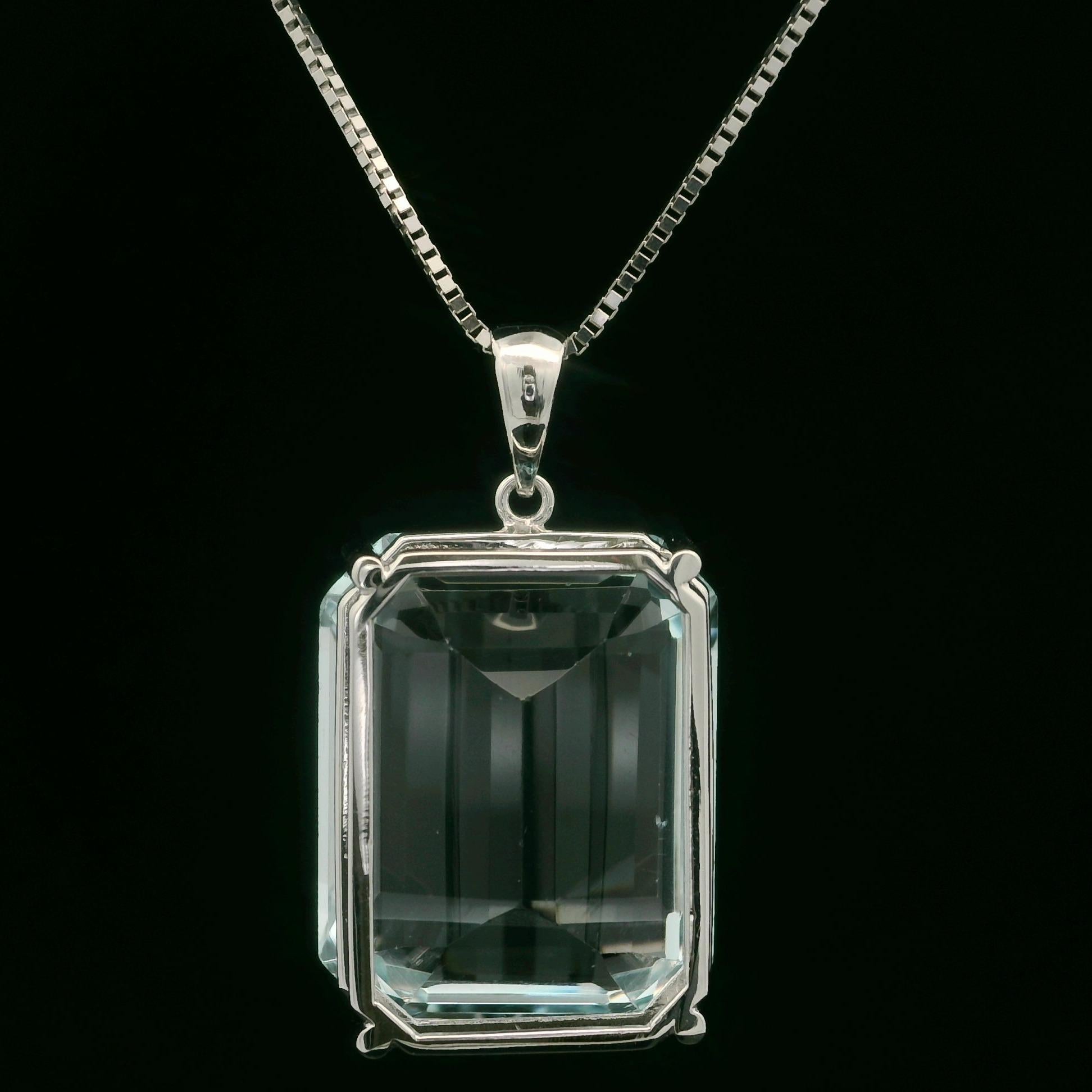 Grand pendentif en or blanc 14 carats avec topaze bleue rectangulaire de 42,79 carats sur chaîne de 20 pouces Pour femmes en vente