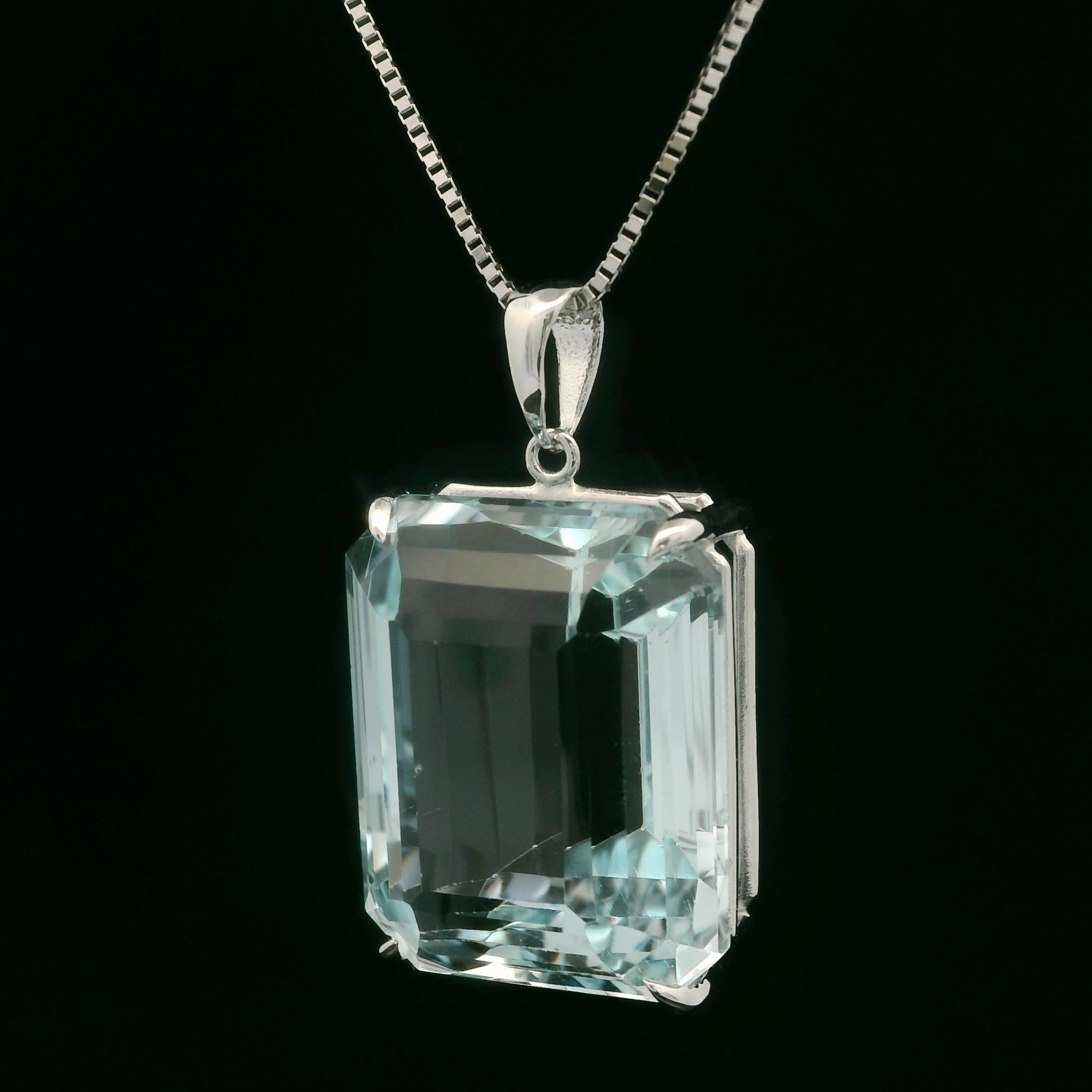 Grand pendentif en or blanc 14 carats avec topaze bleue rectangulaire de 42,79 carats sur chaîne de 20 pouces en vente 1