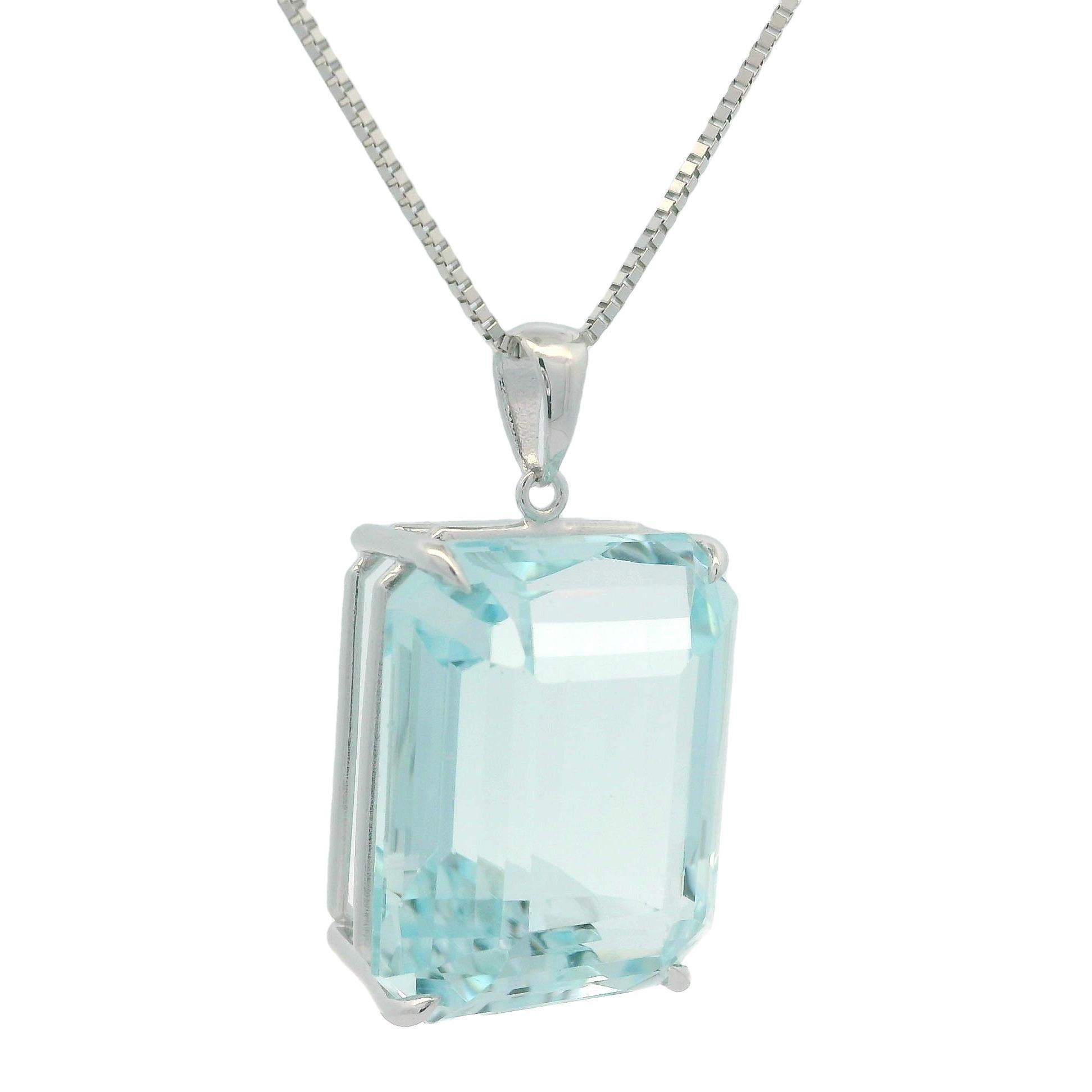Grand pendentif en or blanc 14 carats avec topaze bleue rectangulaire de 42,79 carats sur chaîne de 20 pouces en vente 3