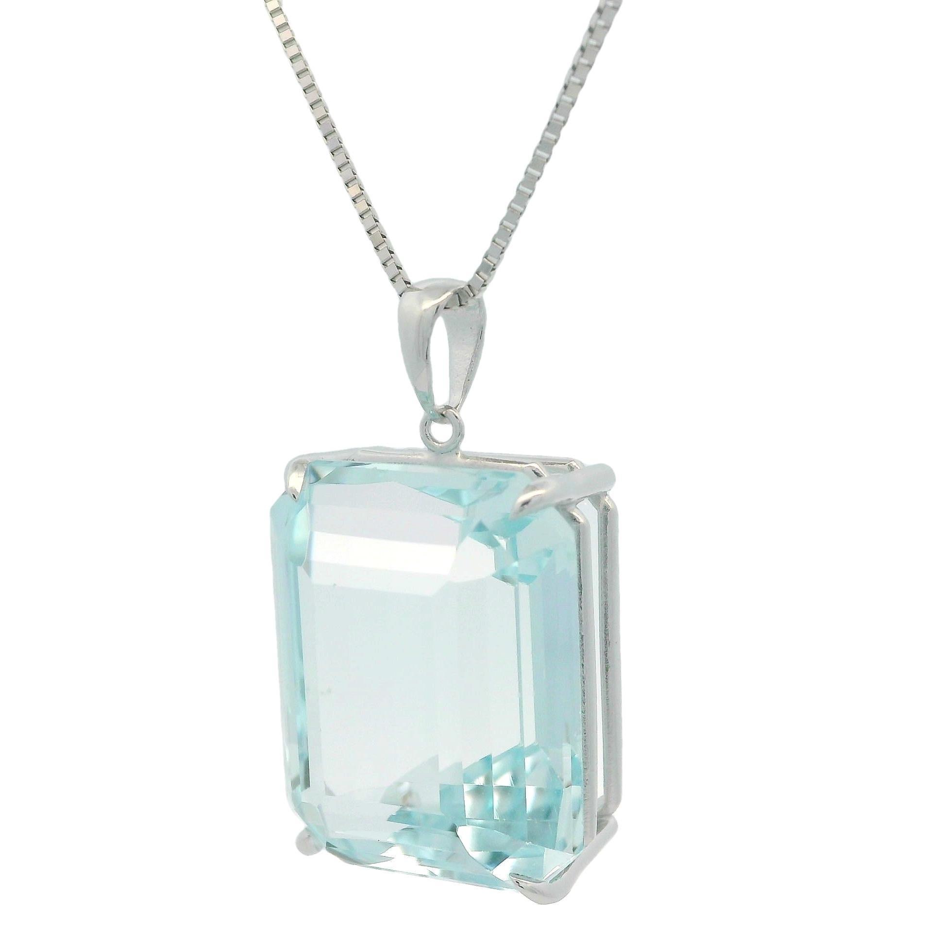 Grand pendentif en or blanc 14 carats avec topaze bleue rectangulaire de 42,79 carats sur chaîne de 20 pouces en vente 4