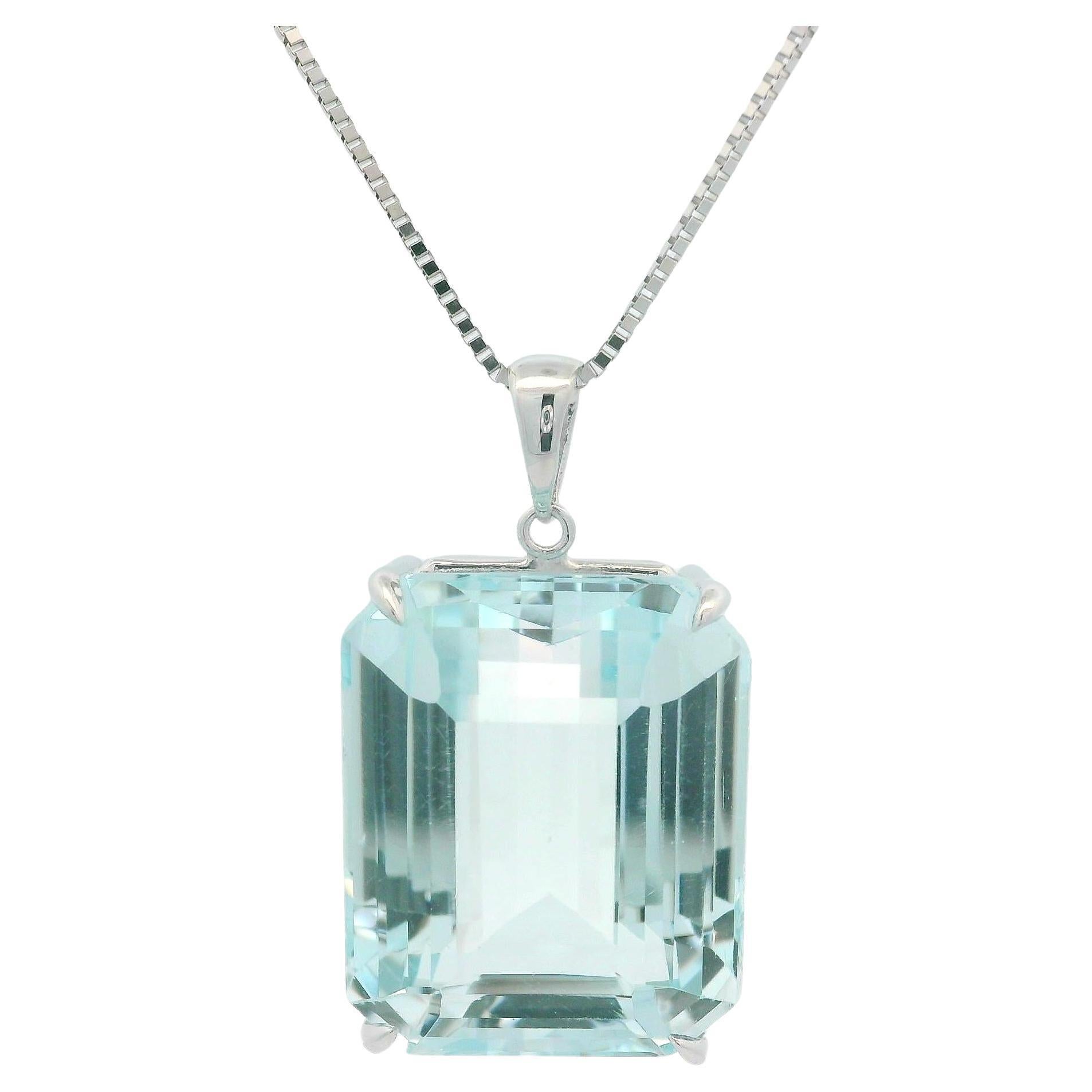 Grand pendentif en or blanc 14 carats avec topaze bleue rectangulaire de 42,79 carats sur chaîne de 20 pouces en vente