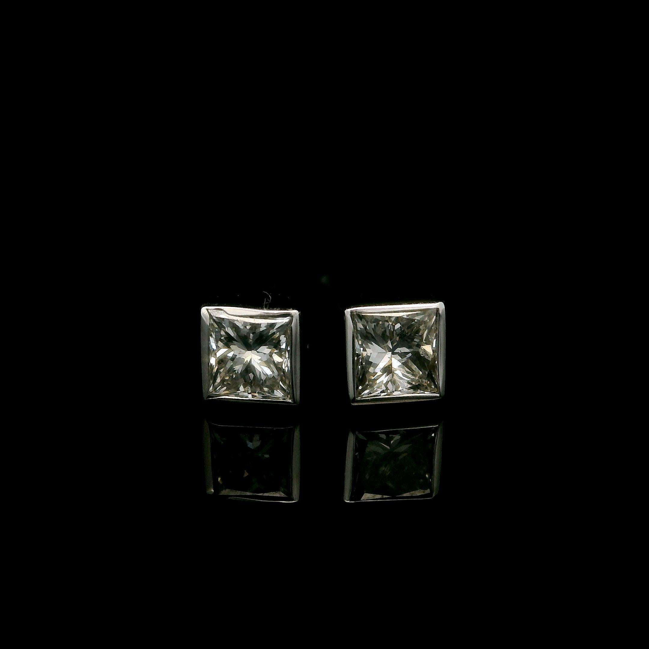 New 14k White Gold Bezel Princess Cut 0.50ctw E vs Diamond Stud Earrings For Sale 1