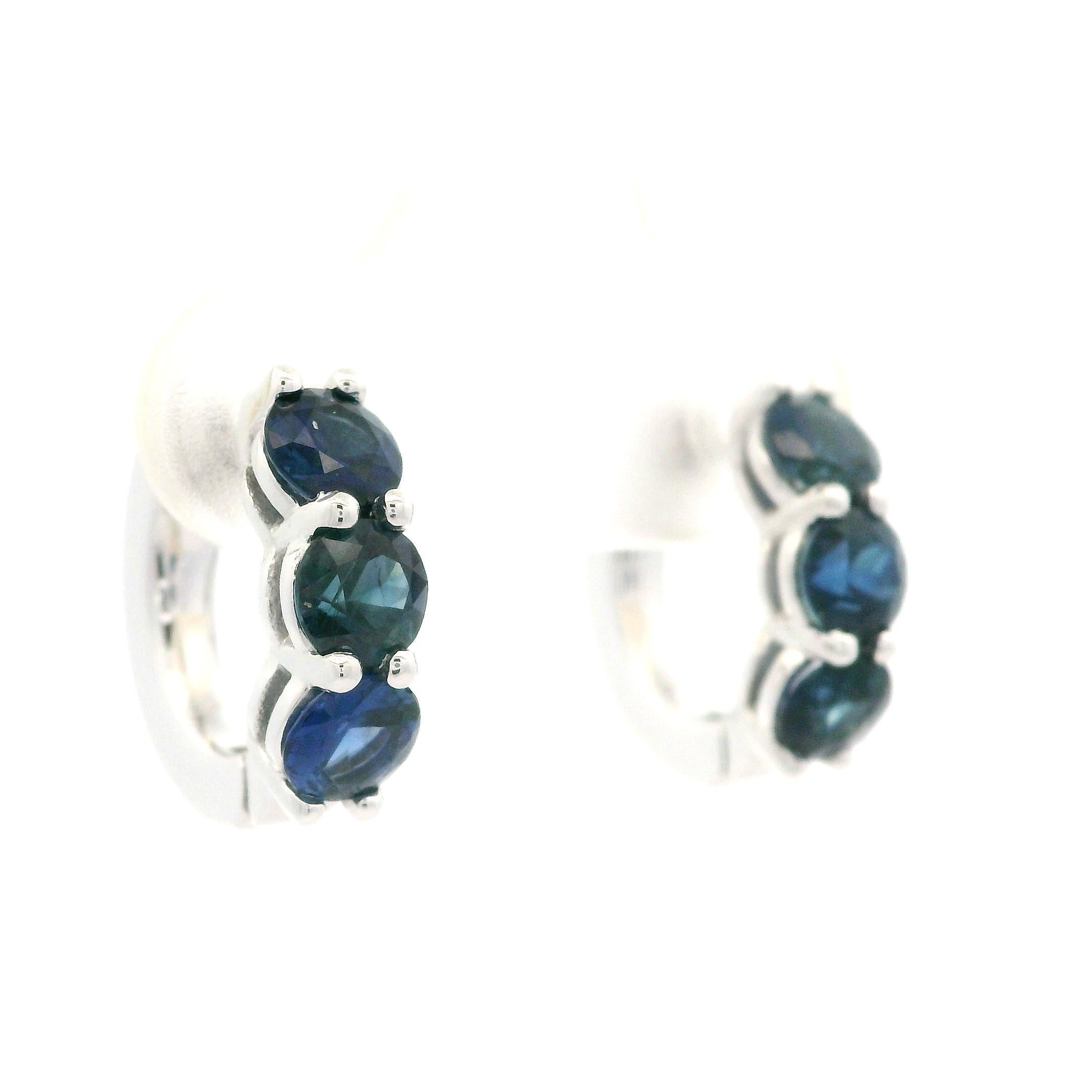 Taglio brillante New 14k White Gold High Quality 1.97ctw Sapphire Hoop Huggie Push Latch Earrings (orecchini a cerchio) in vendita