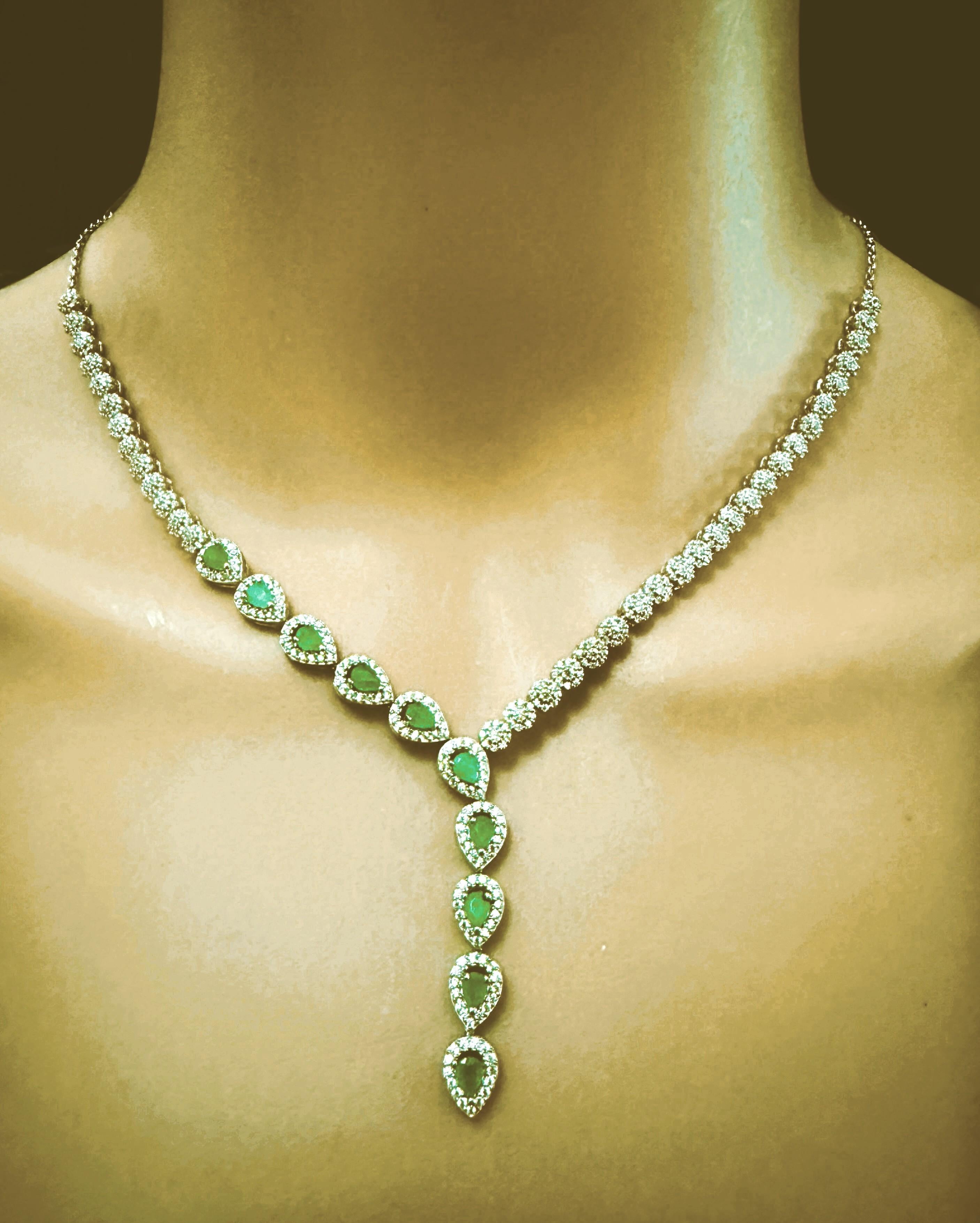Este collar es increíblemente precioso y tiene un diseño fabuloso.  Es un collar realmente glamuroso.  Las piedras esmeralda proceden de Brasil.  Son piedras talla pera y miden 4,5 x 4 mm y un total de 2,1 quilates. Cada esmeralda está rodeada de