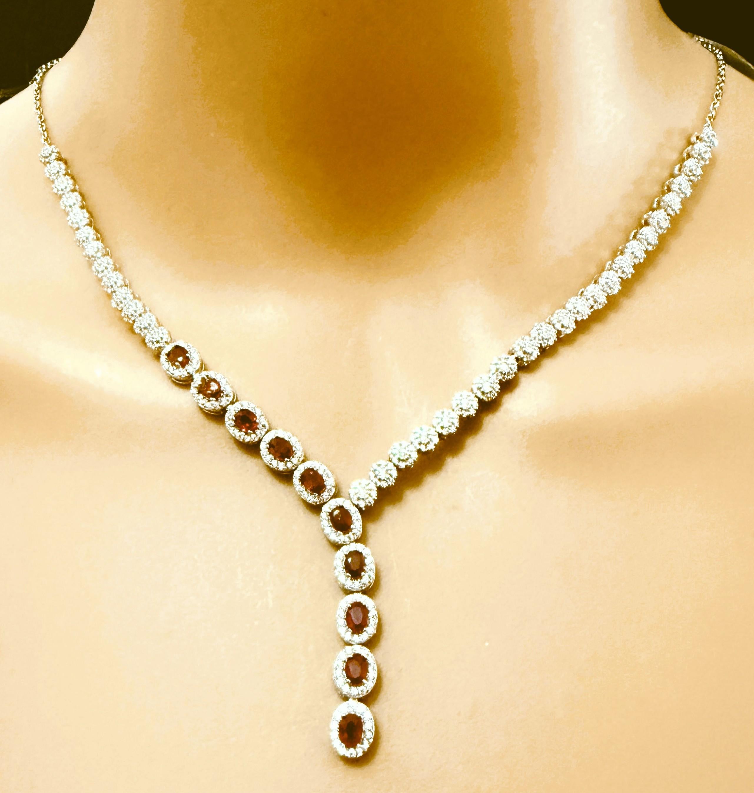 Questa collana è incredibilmente bella e ha un design favoloso.  È una collana davvero affascinante.  Le pietre di rubino provengono dal Madagascar.  Hanno un taglio ovale e misurano 4,5 x 4 mm per un totale di 2,1 carati. Ogni rubino è circondato