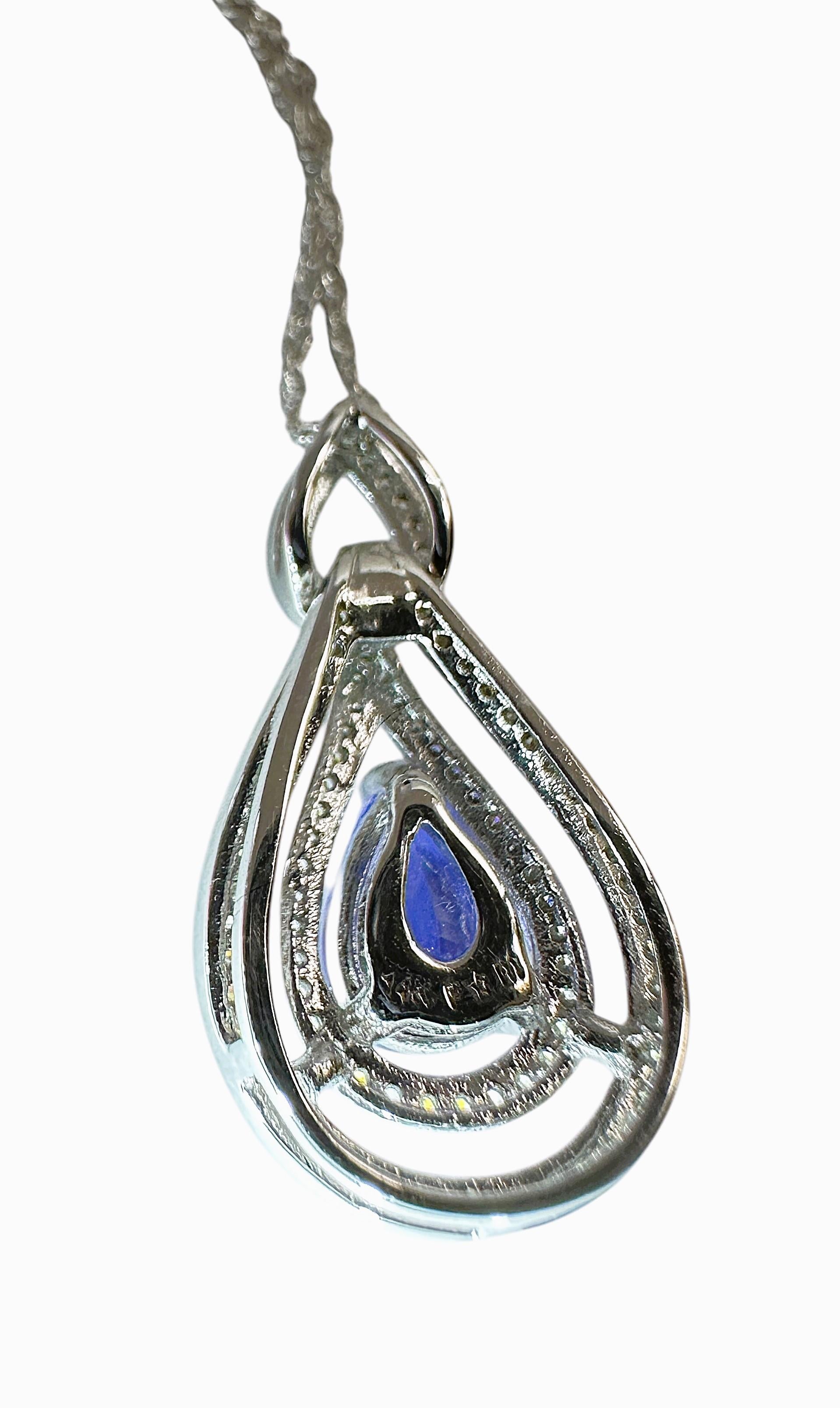 Si tratta di una bellissima collana classica con una tanzanite a goccia circondata da diamanti a taglio brillante.  La tanzanite misura 8,4 x 6,4 mm ed è di 1,30 carati.  La pietra di tanzanite è circondata da 0,25 carati di scintillante taglio