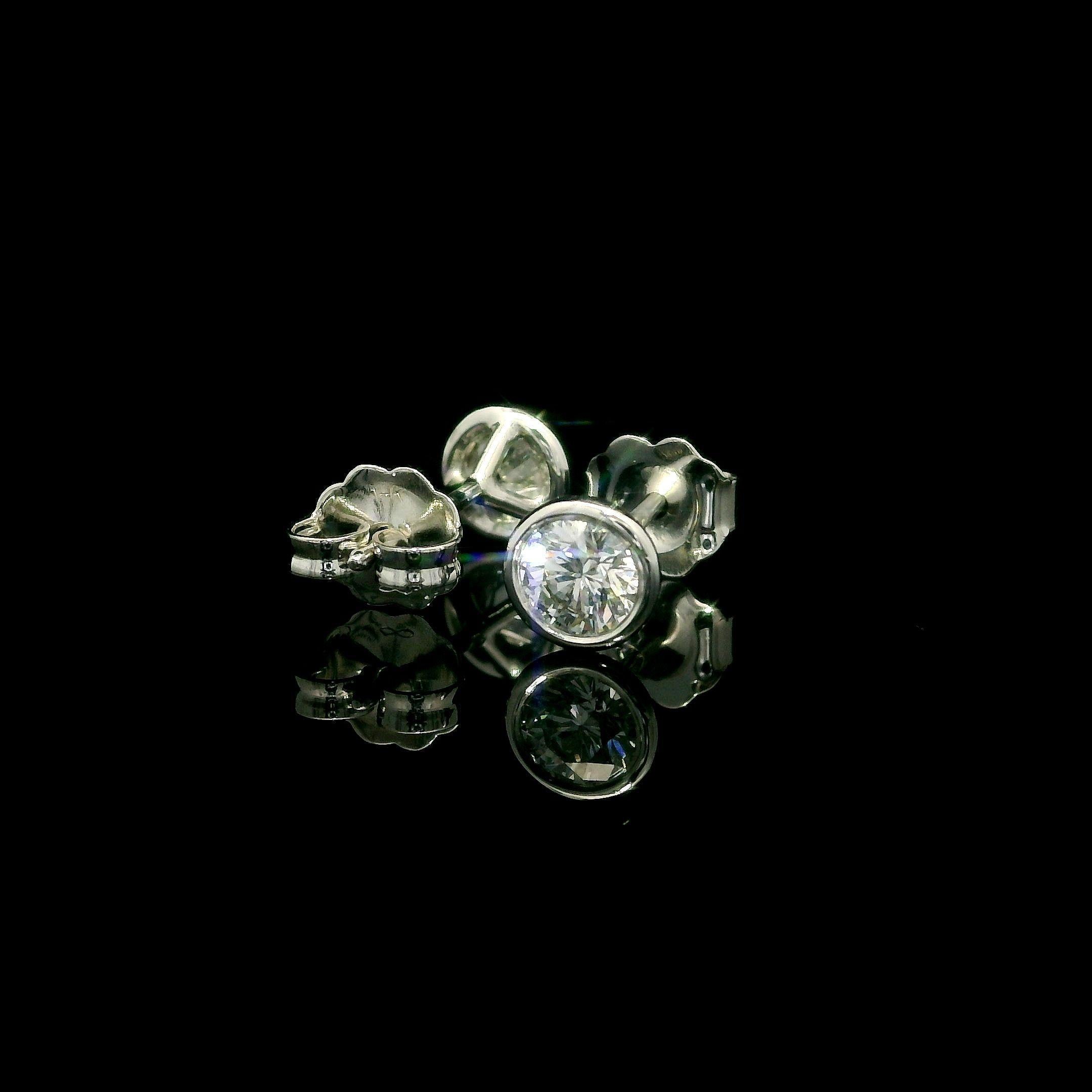 New 14k White Gold VS F 0.53ctw Round Bezel Martini Diamond Stud Earrings In New Condition For Sale In Montclair, NJ