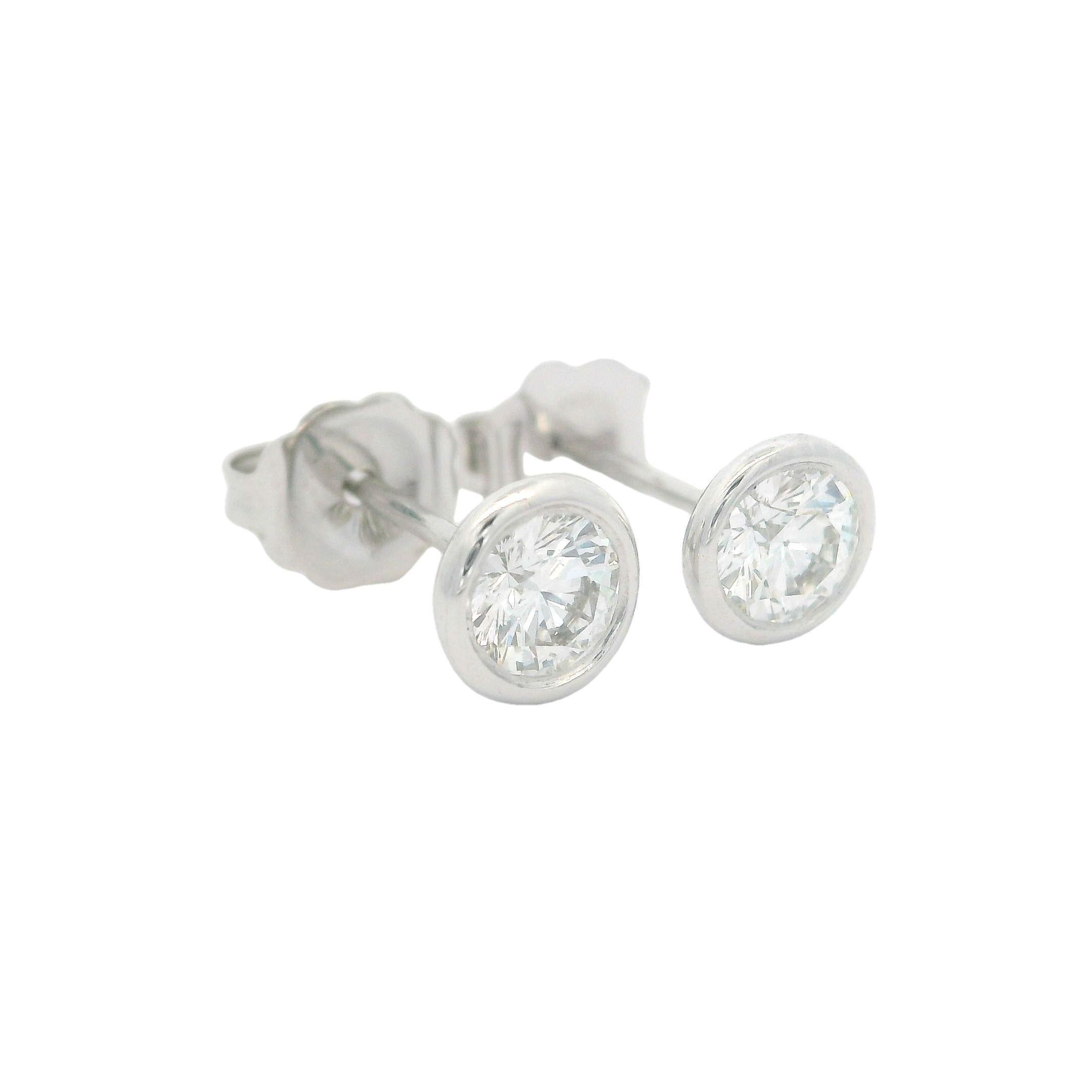 New 14k White Gold VS F 0.53ctw Round Bezel Martini Diamond Stud Earrings For Sale 1