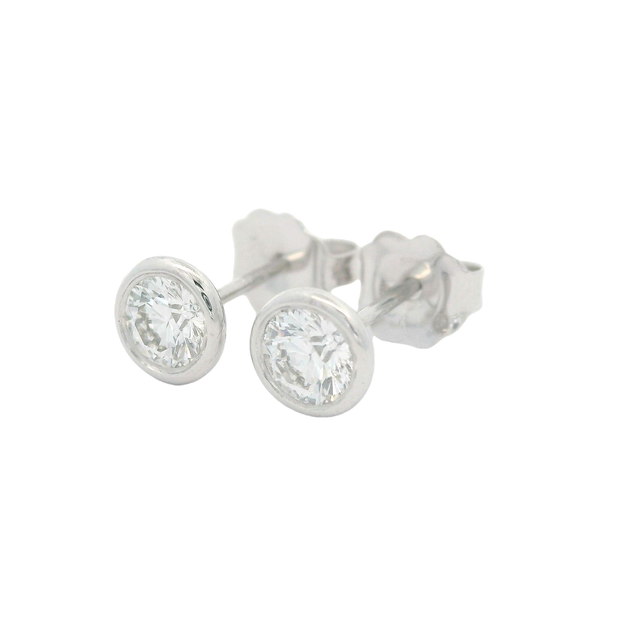 New 14k White Gold VS F 0.53ctw Round Bezel Martini Diamond Stud Earrings For Sale 2