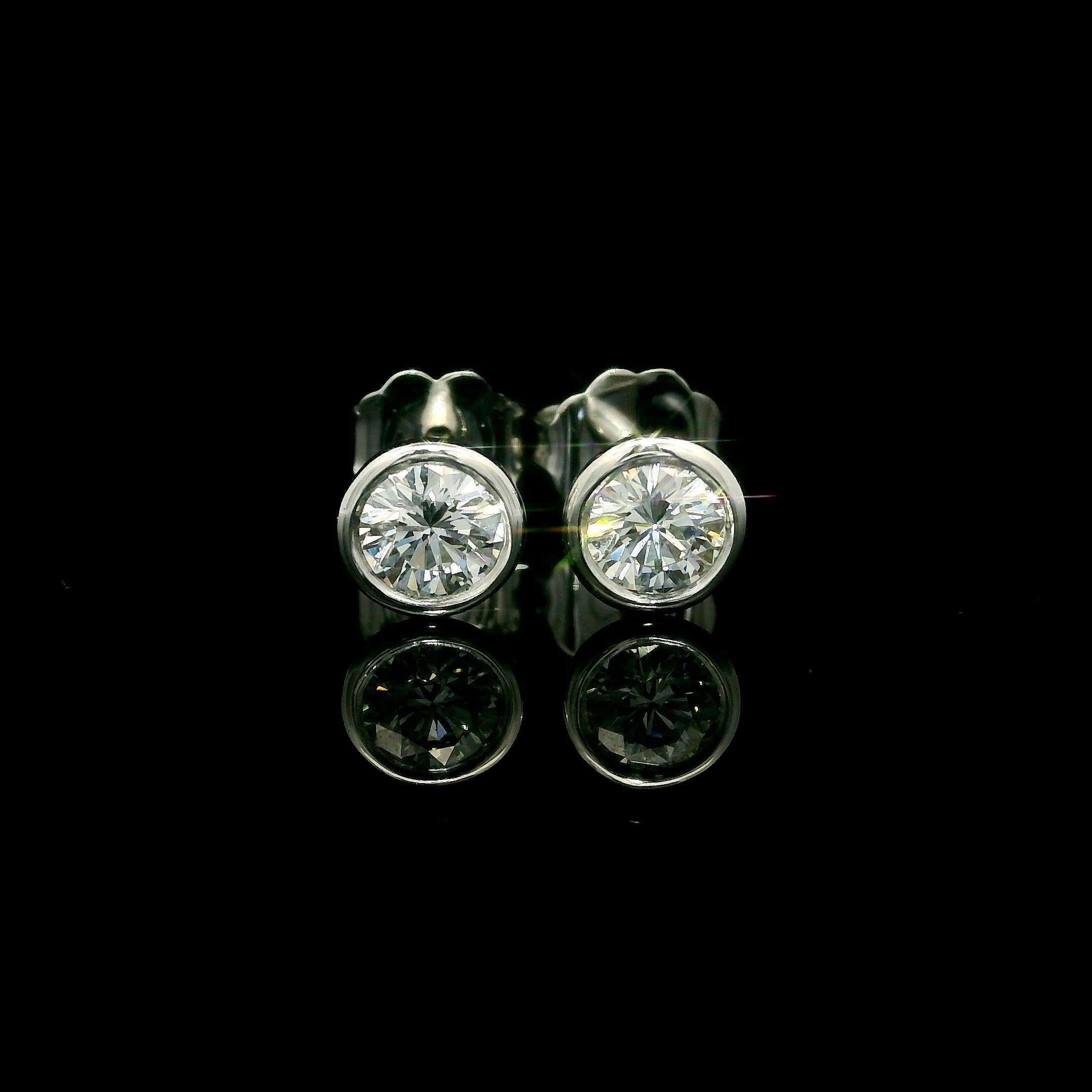 New 14k White Gold VS F 0.53ctw Round Bezel Martini Diamond Stud Earrings For Sale 3