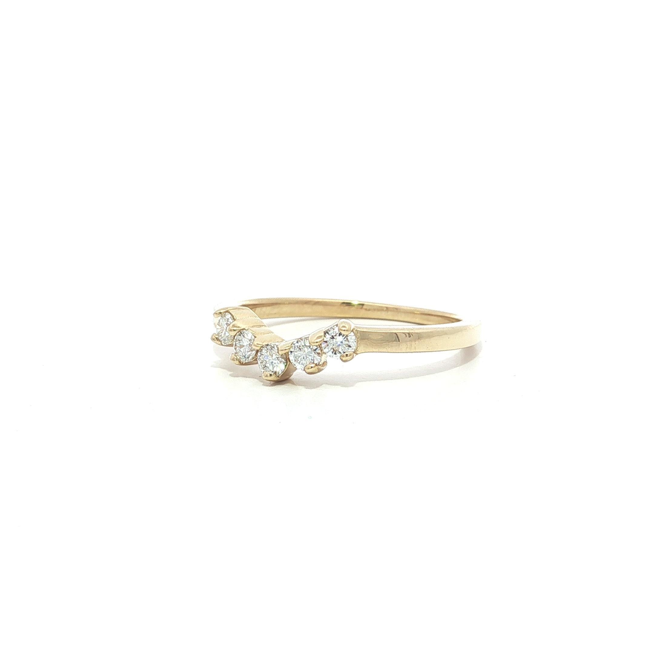 --Pietre: --
(5) Diamanti naturali autentici - Taglio rotondo Brilliante - Incastonati - Colore G/H - Purezza VS1/VS2
Peso totale dei carati: 0,25 (esatto)

Materiale: Oro giallo massiccio 14k
Peso: 2.2 grammi
Misura dell'anello: 6.5 (adattabile a