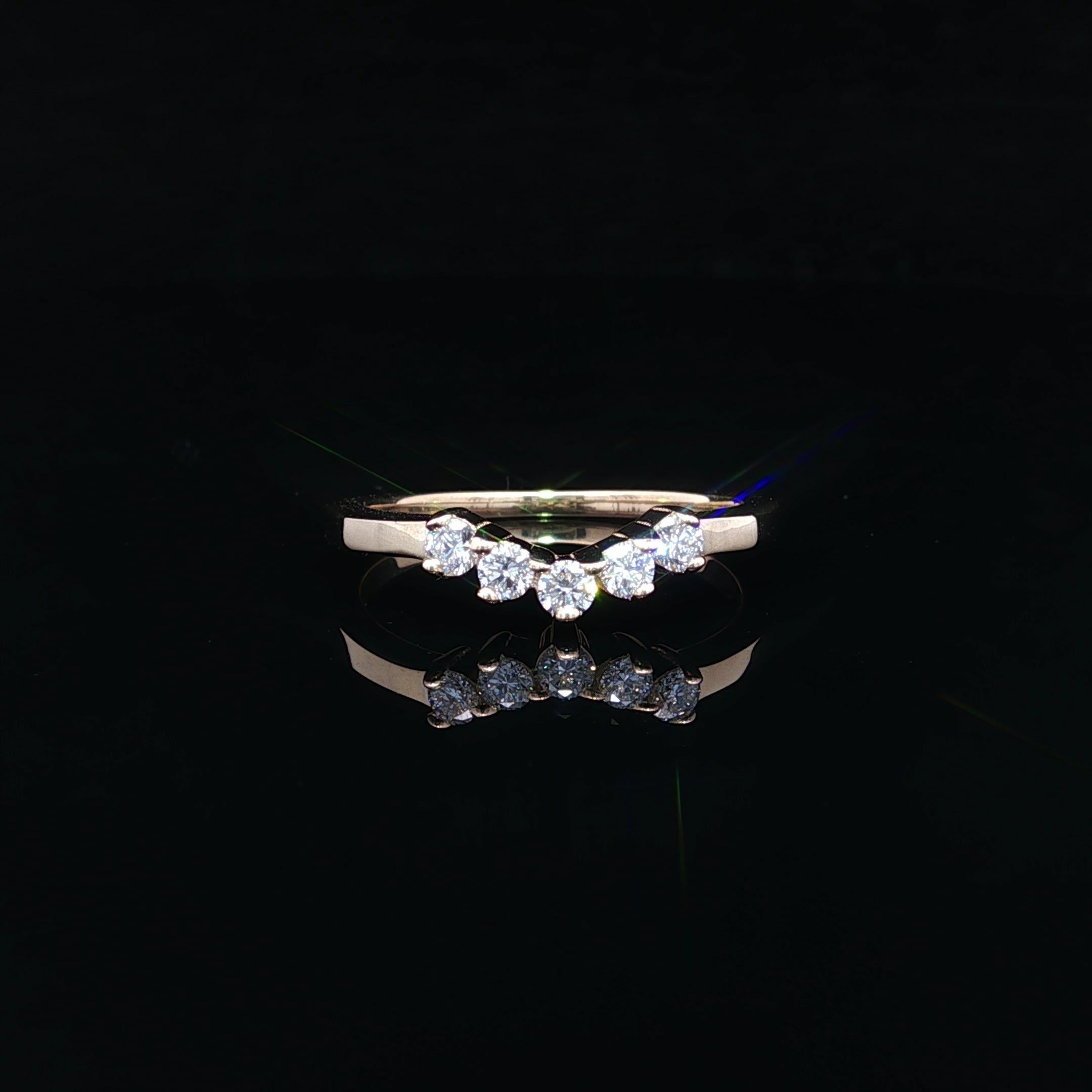 New 14k Yellow Gold 0.25ct Round Diamond U Shaped Curved Stack Wedding Band Ring (anello nuziale a forma di U) In condizioni Nuovo in vendita a Montclair, NJ