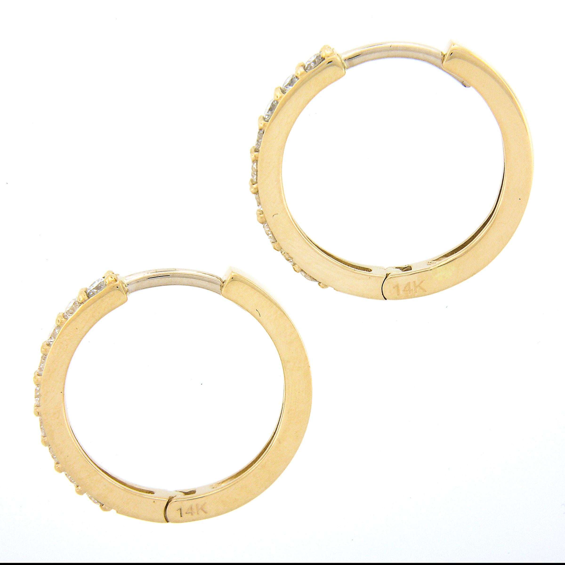 NUOVO Oro giallo 14k 0,32ctw Diamante rotondo 16,2mm Chiusura a scatto Orecchini Huggie Hoop In condizioni Nuovo in vendita a Montclair, NJ