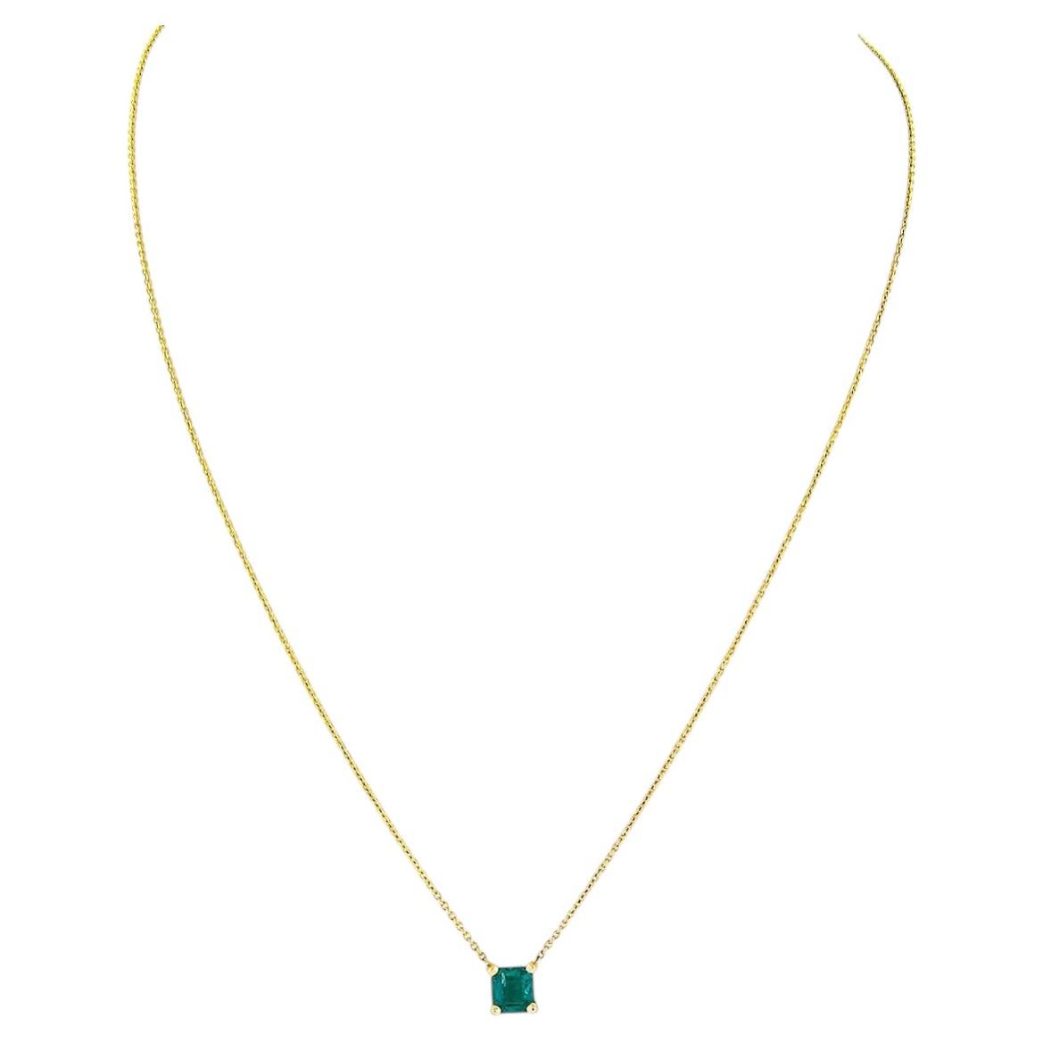 NUEVO Collar de cadena por cable con colgante solitario de esmeralda cuadrada de 0,52 ct en oro amarillo de 14 quilates