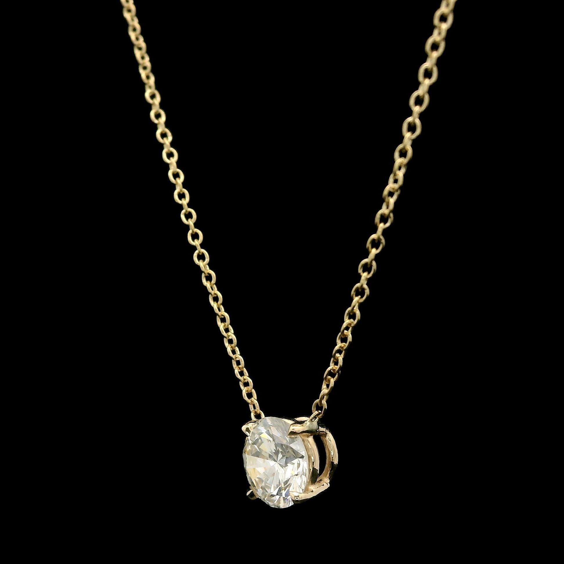 --Pierre(s) :...
(1) Diamant naturel authentique - taille ronde brillante - serti - couleur G - pureté VS2 - 0,64ct (exact) 
Poids total en carats : 0,64 (exact)

MATERIAL : Or jaune 14k massif
Poids : 1,7 grammes
Type de chaîne : Maillon de câble