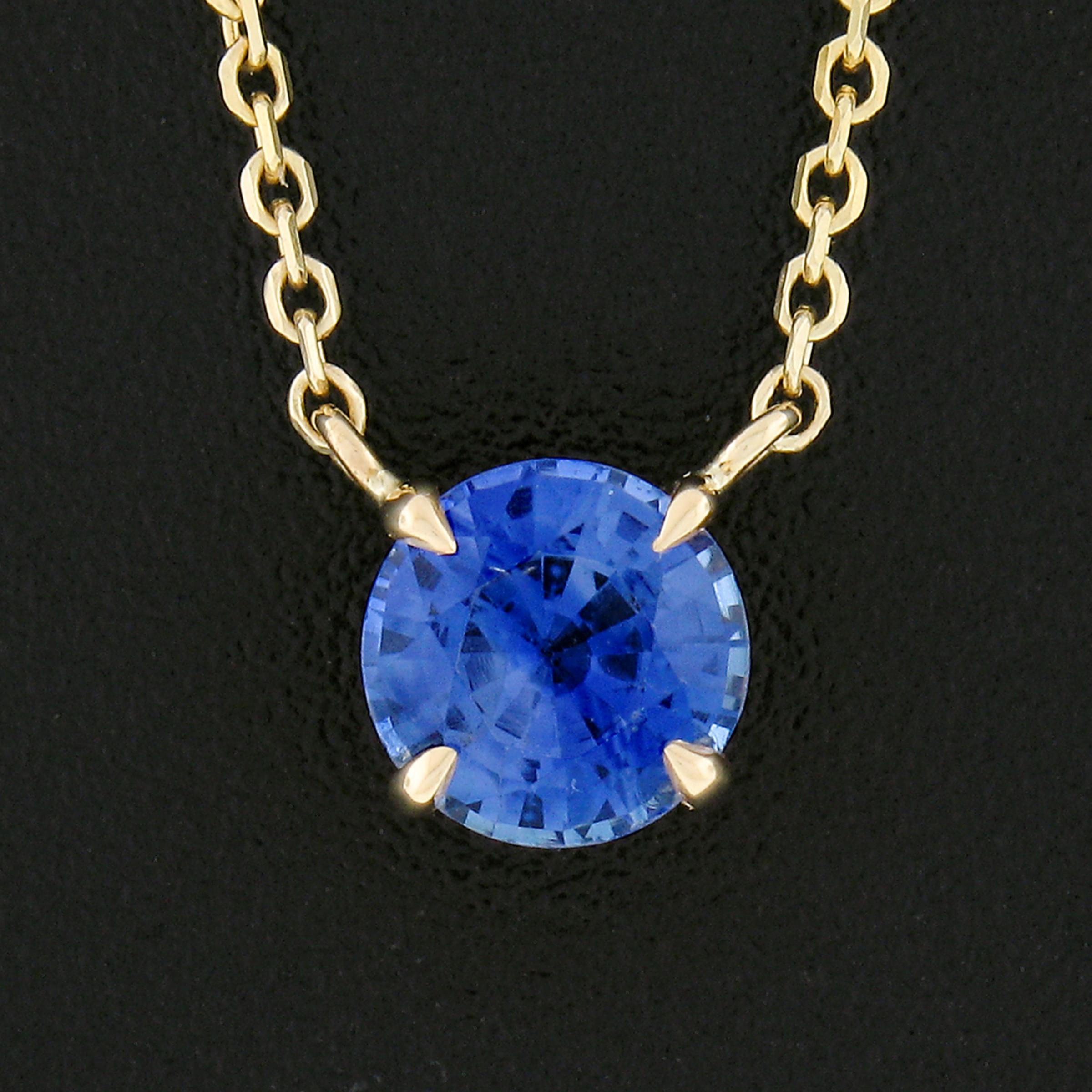 Vous avez devant vous un pendentif solitaire en saphir, de style simple et classique, nouvellement réalisé en or jaune massif 14k. Le saphir de ce pendentif affiche une couleur bleue absolument magnifique, moyenne et brillante, avec un éclat