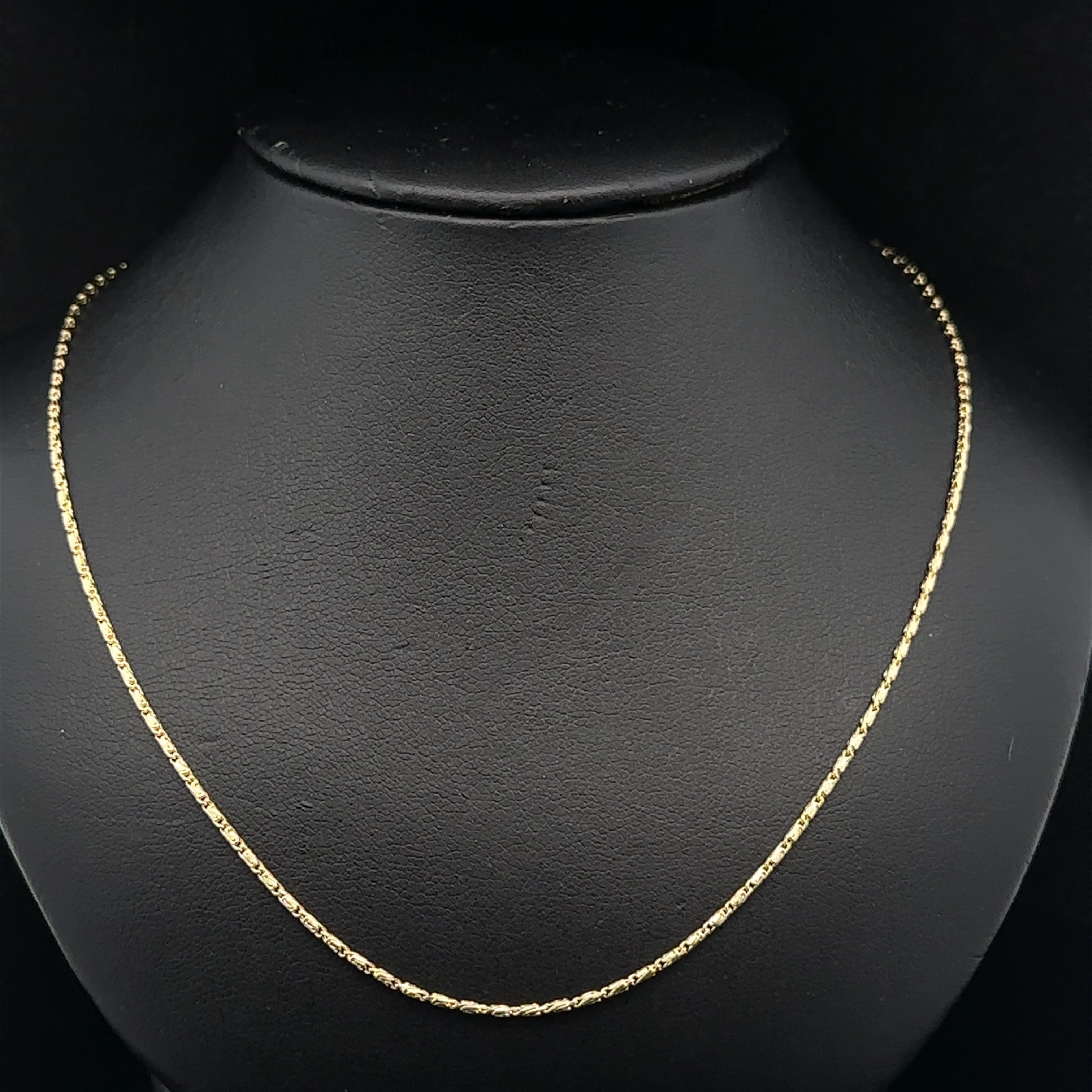 MATERIAL : Or jaune 14k massif 
Poids : 3.86 grammes
Type de chaîne : Maillon arrondi à taille de diamant fantaisie 
Longueur de la chaîne : 20 pouces (mesurée à côté de la règle)
Épaisseur et largeur de la chaîne : 1,1 mm (0,04