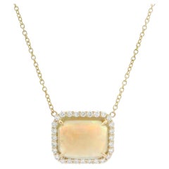 Chaîne collier pendentif en or jaune 14 carats avec opale coussin de 2,15 carats et halo de diamants