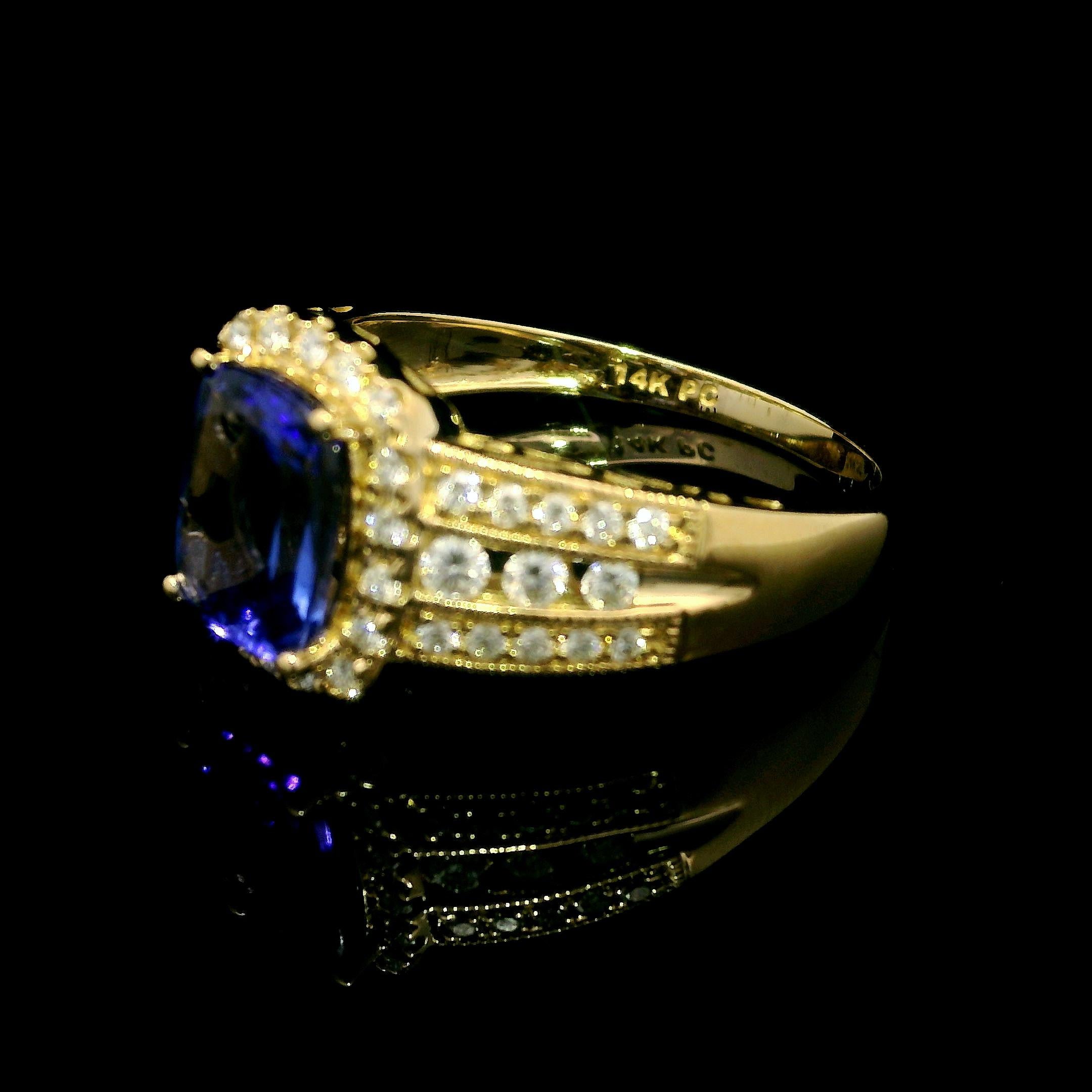 Bague cocktail solitaire de 2,27 ctw en or jaune 14 carats avec tanzanite coussin et diamants en vente 5