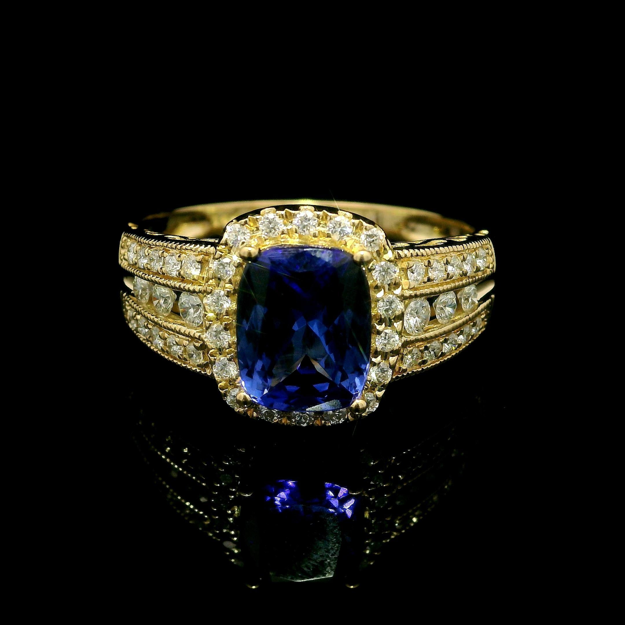 Bague cocktail solitaire de 2,27 ctw en or jaune 14 carats avec tanzanite coussin et diamants en vente 6