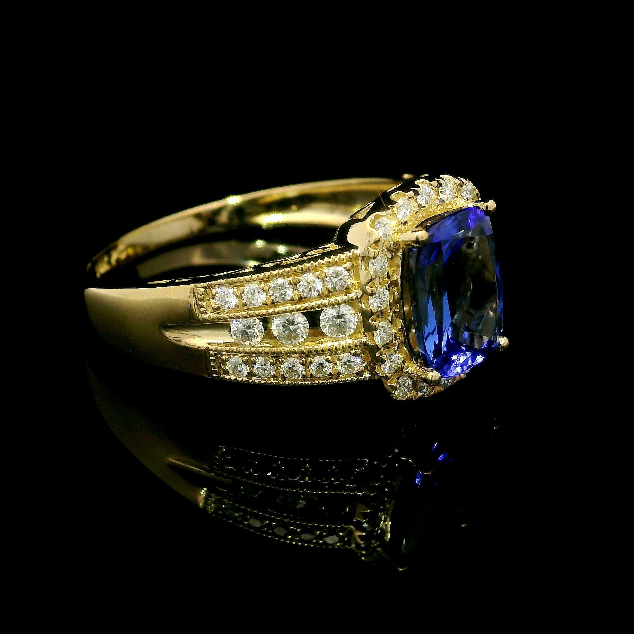 Bague cocktail solitaire de 2,27 ctw en or jaune 14 carats avec tanzanite coussin et diamants en vente 7