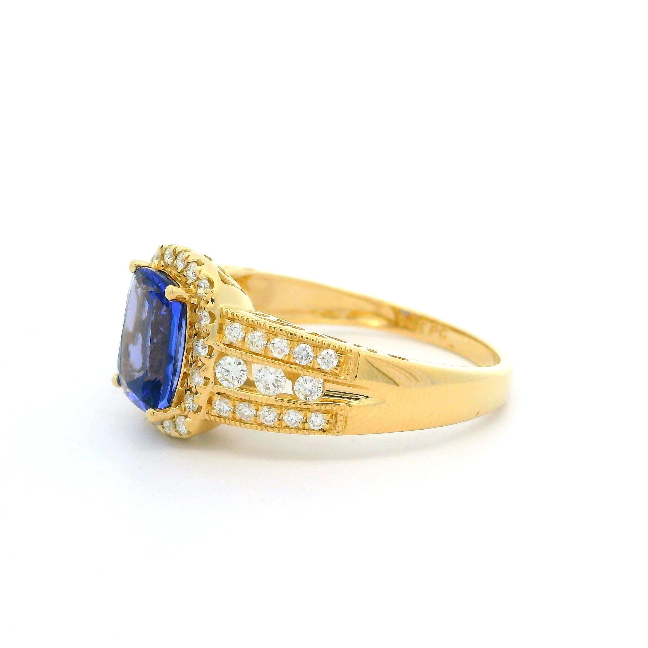 --Pierre(s) :...
(1) Tanzanite véritable naturelle - taille coussin - sertie - riche couleur bleu-violette - 9.2x7.2mm - 1.76ct (exact)
Nombreux diamants naturels authentiques - taille ronde et brillante - pavés et sertis - couleur G/H - pureté