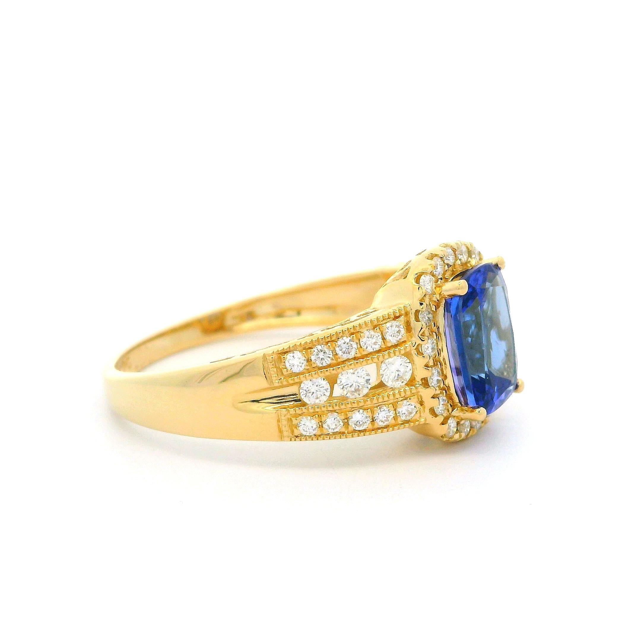 Taille coussin Bague cocktail solitaire de 2,27 ctw en or jaune 14 carats avec tanzanite coussin et diamants en vente