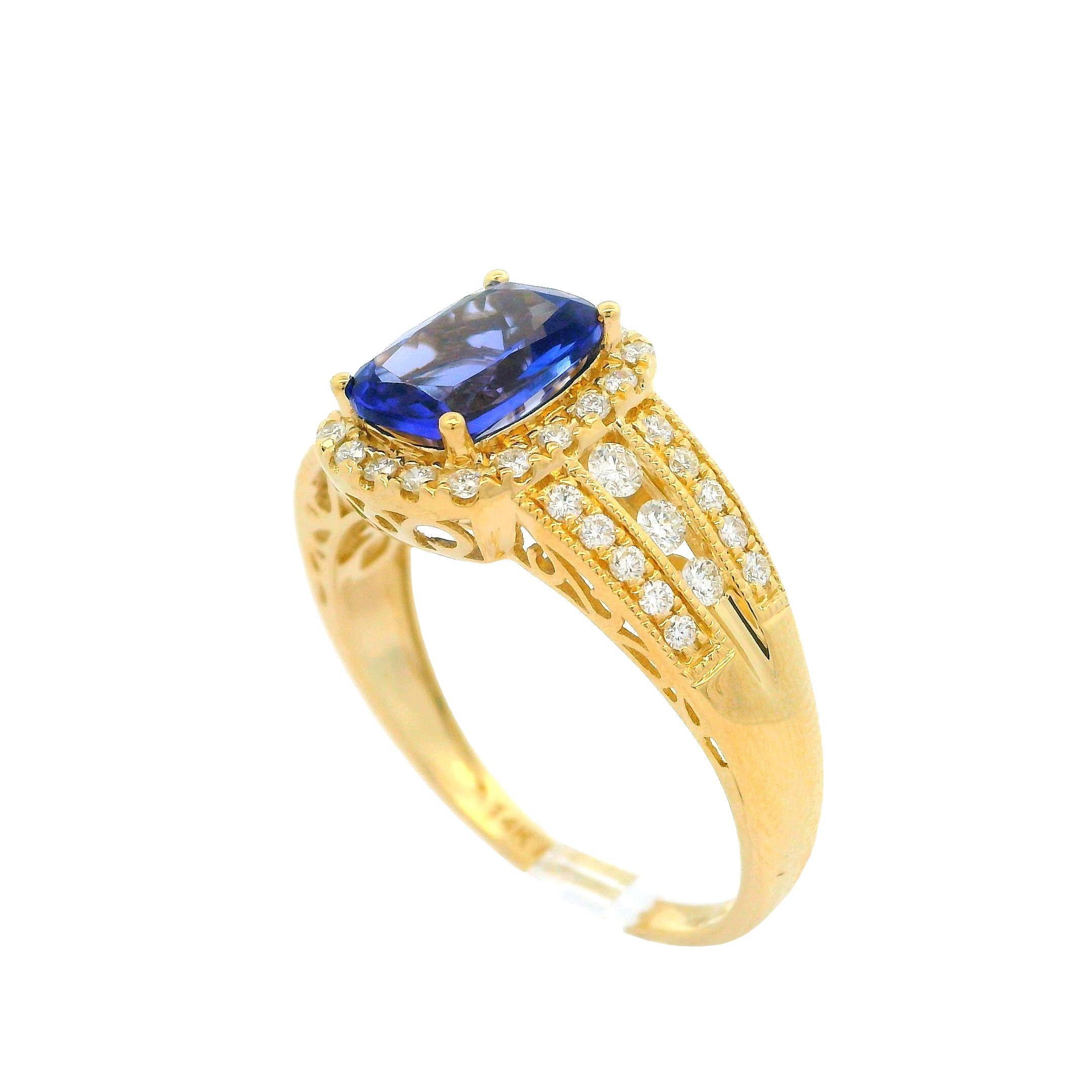 Bague cocktail solitaire de 2,27 ctw en or jaune 14 carats avec tanzanite coussin et diamants Pour femmes en vente
