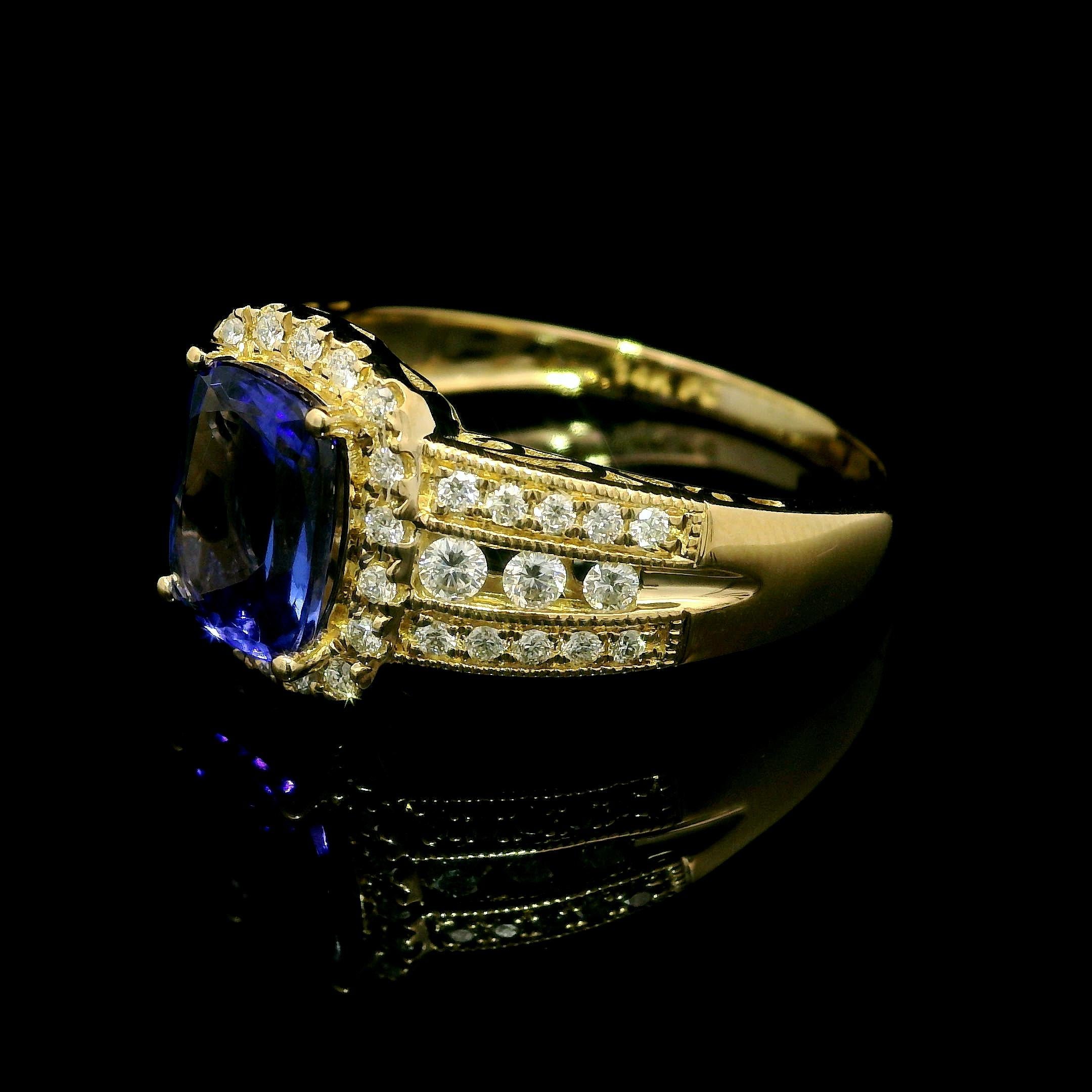 Bague cocktail solitaire de 2,27 ctw en or jaune 14 carats avec tanzanite coussin et diamants en vente 4