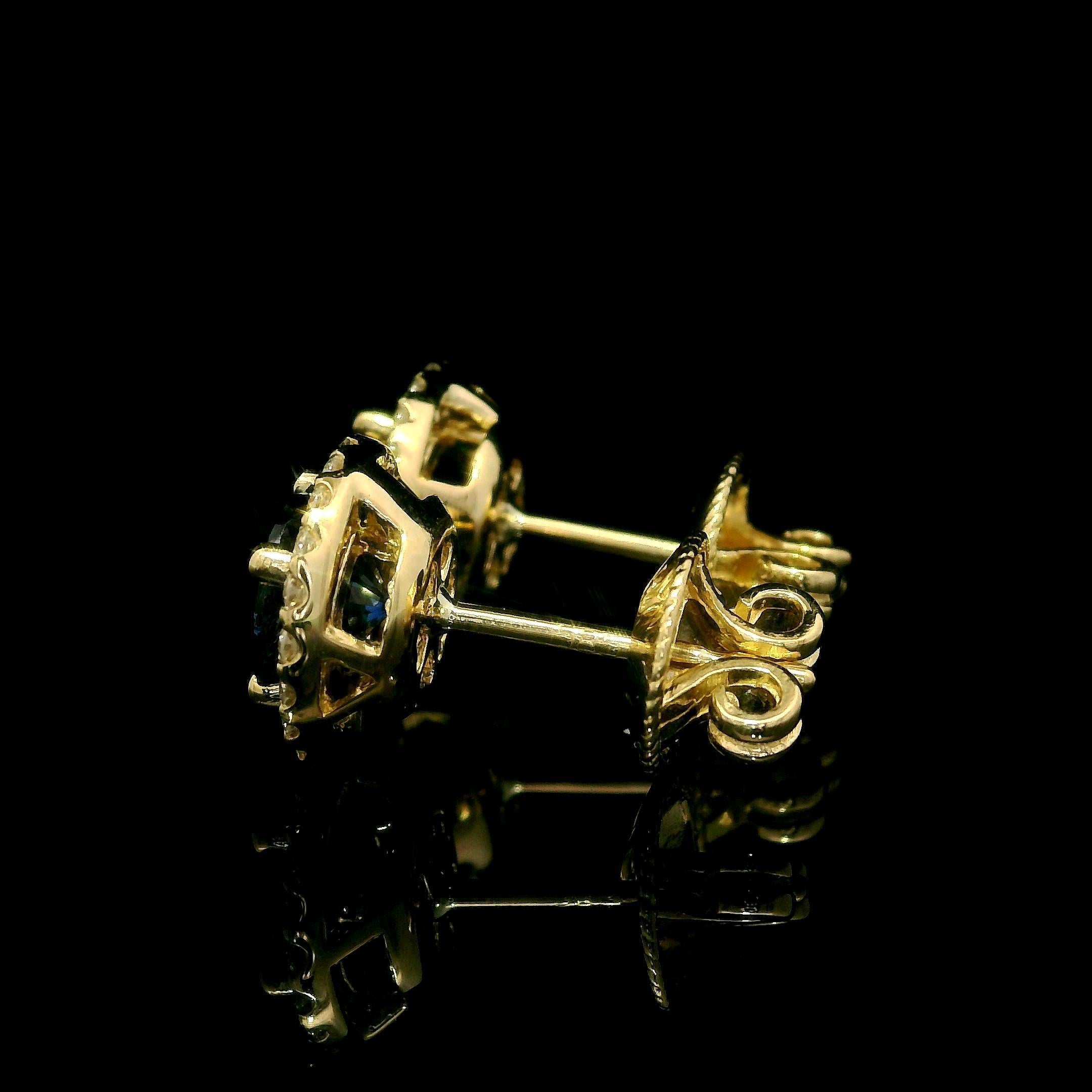 Clous d'oreilles en or jaune 14 carats avec saphirs 2,51 carats et diamants halo Pour femmes en vente