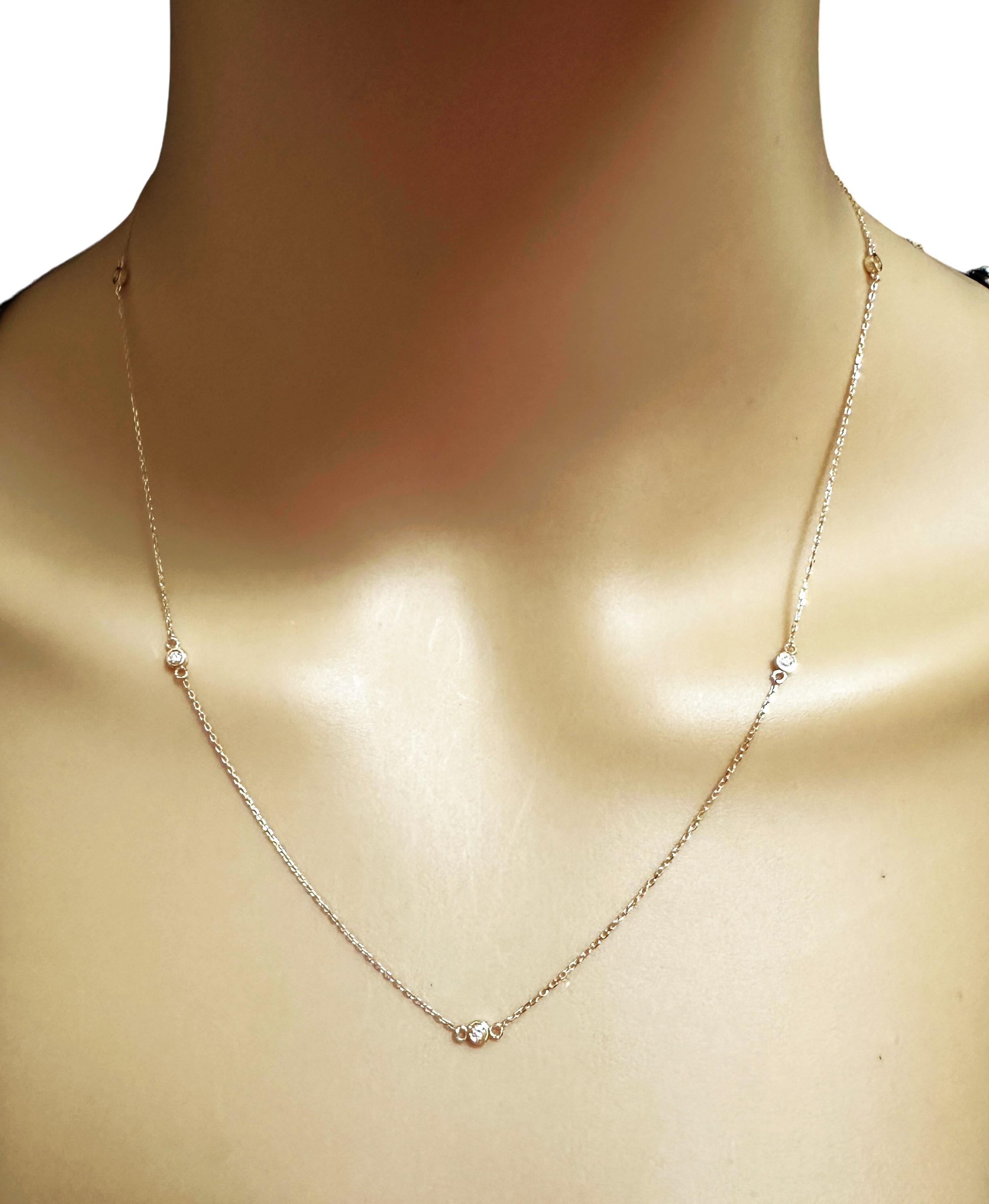 Diese Halskette ist ähnlich wie die Diamond by the Yard Halskette von Tiffany, da es sich um ein Armband mit 5 Diamanten handelt.  Die Diamanten sind alle im Brillantschliff und haben die Farbe VS2 und eine Farbe zwischen F und G.   Es ist brandneu.
